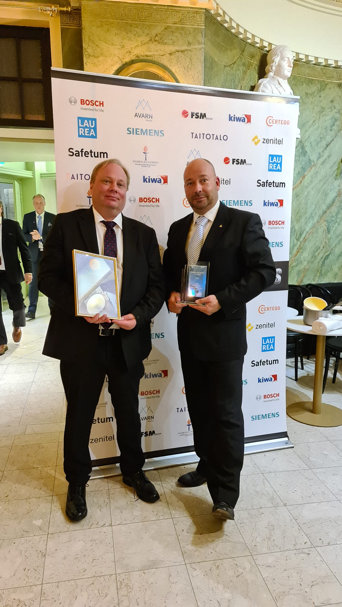Tikkurilan VPKn puheenjohtaja Timo Lehtovirta ja SPEKin palokuntajohtaja Petri Jaatinen vastaanottivat Vuoden turvallisuusteko -palkinnon.