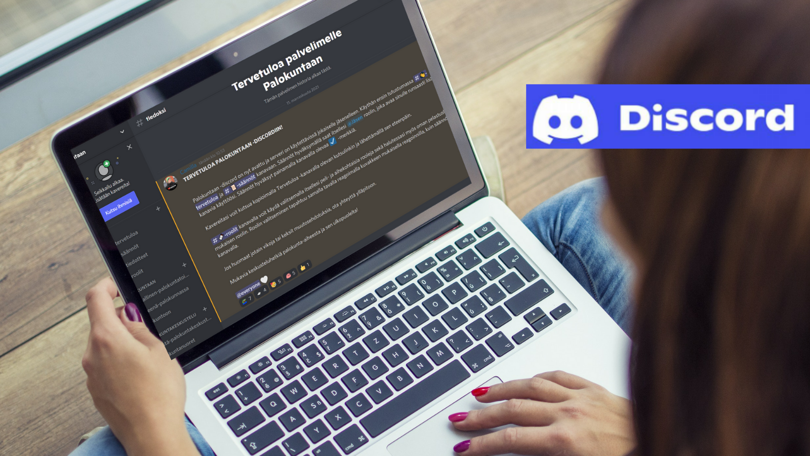 Nuoren naisen sylissä olevan kannettavan tietokoneen näytöllä auki Palokuntaan-Discord-serveri