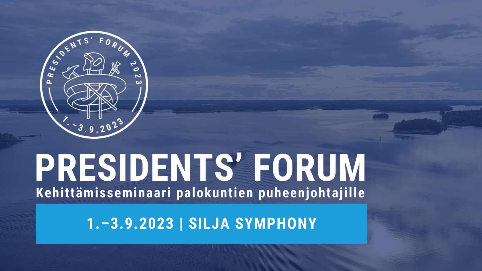 Sumea sininen tausta, jossa merellinen maisema, President's Forum -logo ja teksti President's Forum kehittämisseminaari palokuntien puheenjohtajille 1.–3.9.2022 Silja Symphony