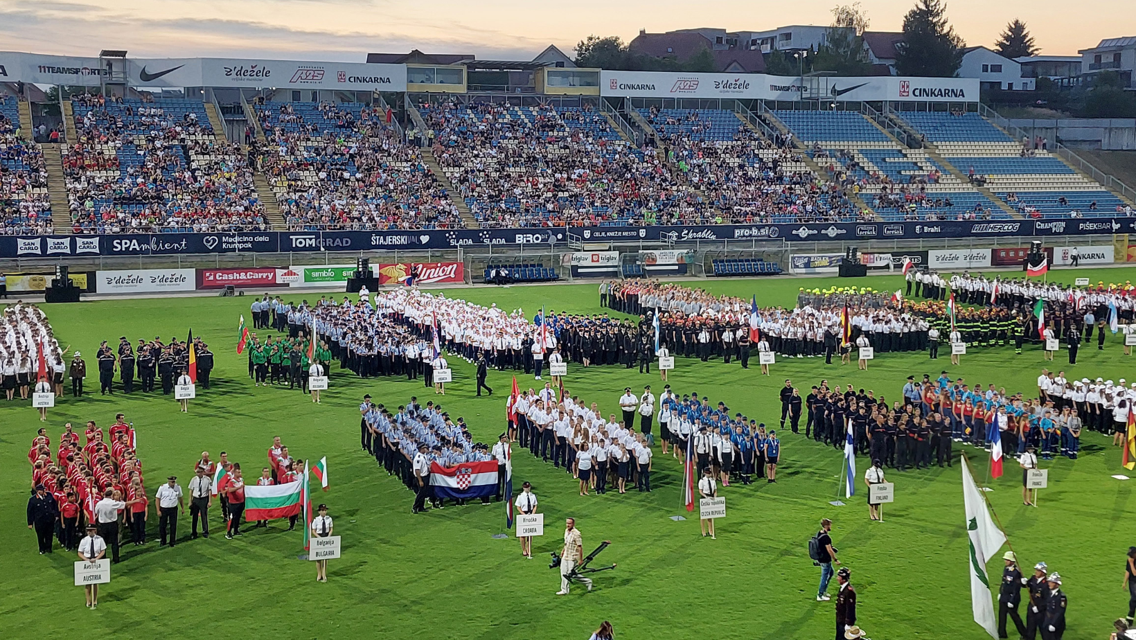 Kuvassa palokuntalaiset ovat kokoontuneet urheilustadionille CTIF-kilpailujen avajaisiin