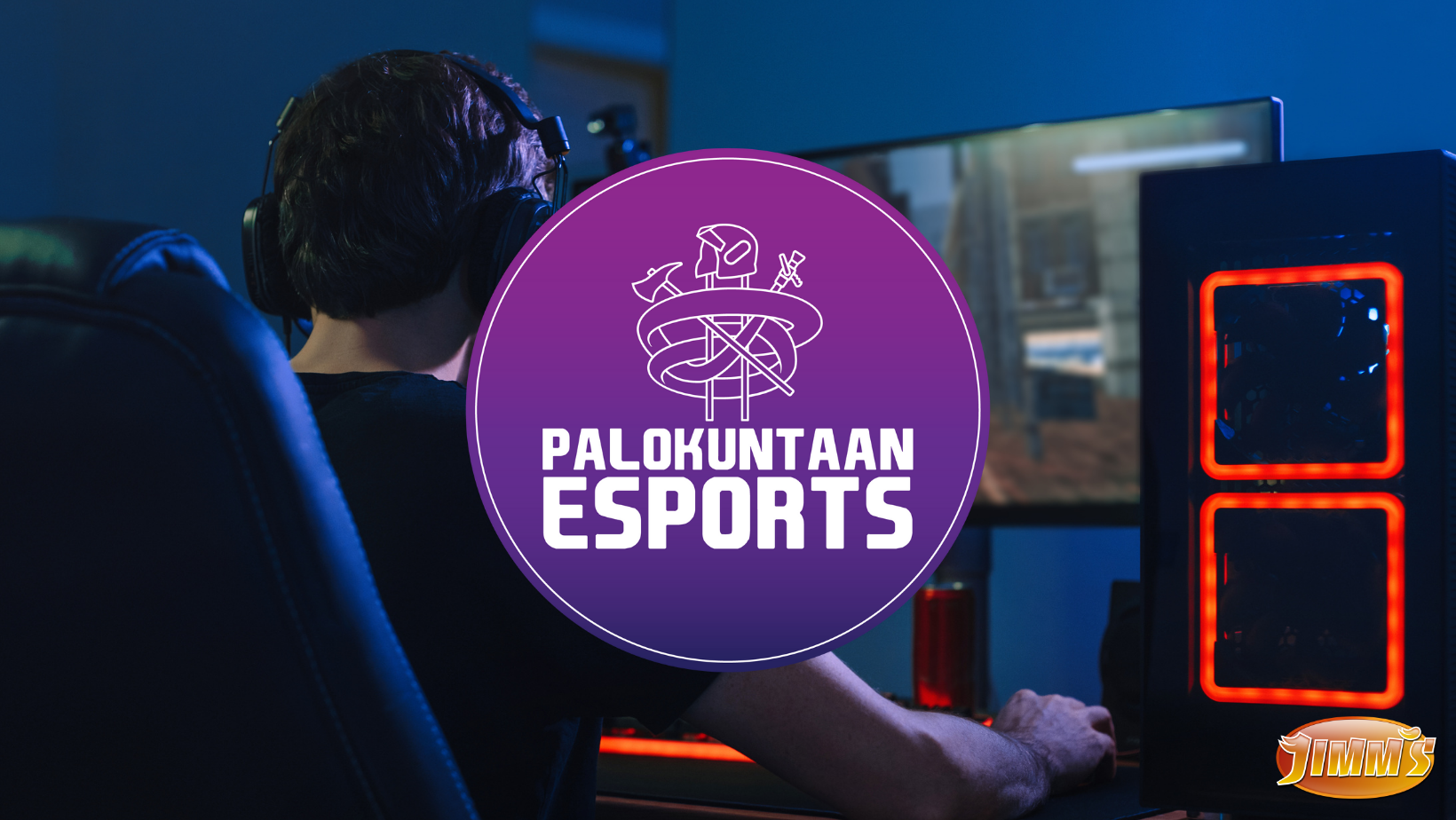 Kuvassa nuori mies pelaa videopeliä tietokoneella. Kuvan päällä Palokuntaan esports -logo ja oikeassa alakulmassa Jimm's-logo.