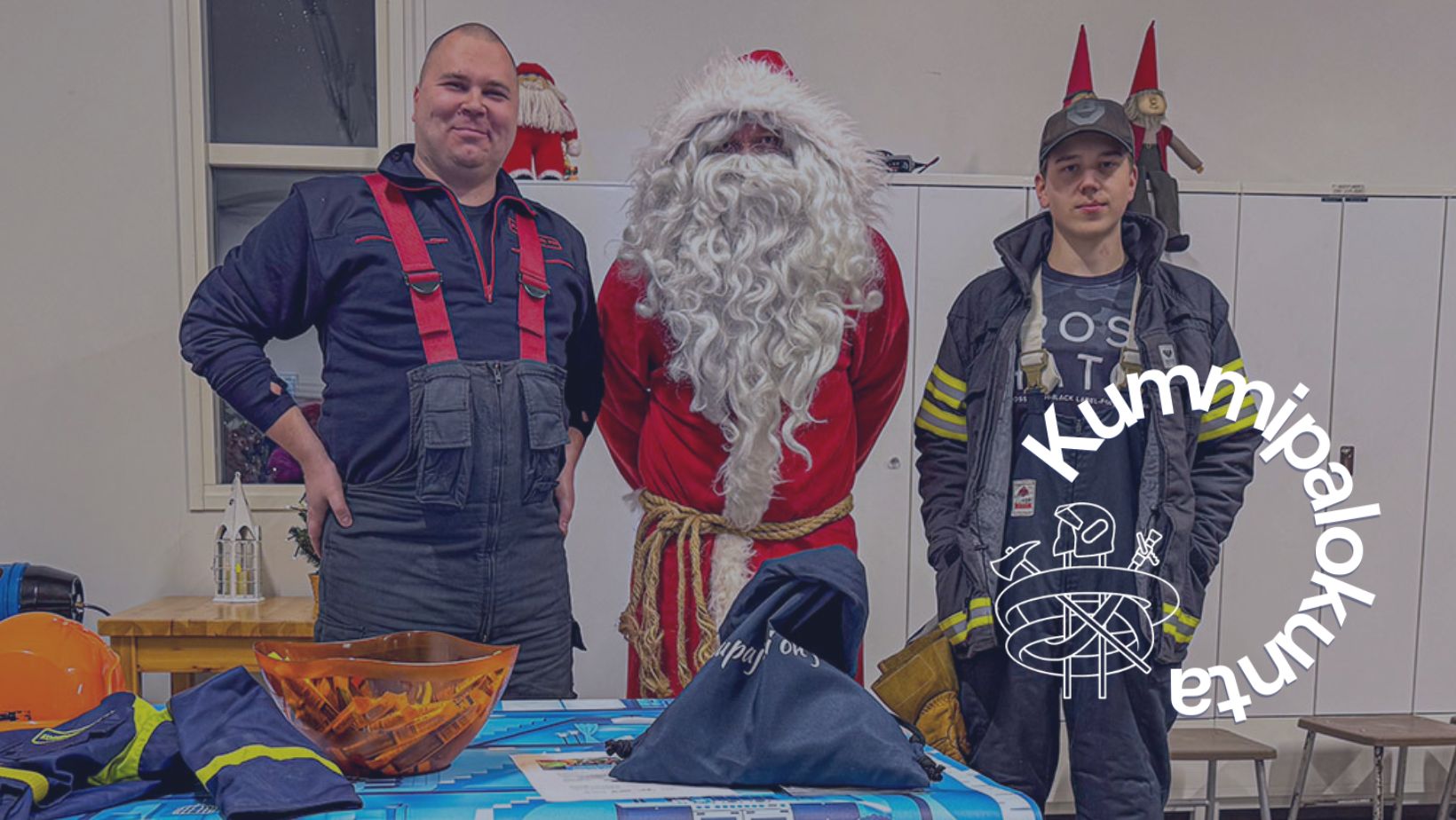 Kuvassa Koreakosken VPK:n kouluttajia poseeraamassa joulupukin kanssa.
