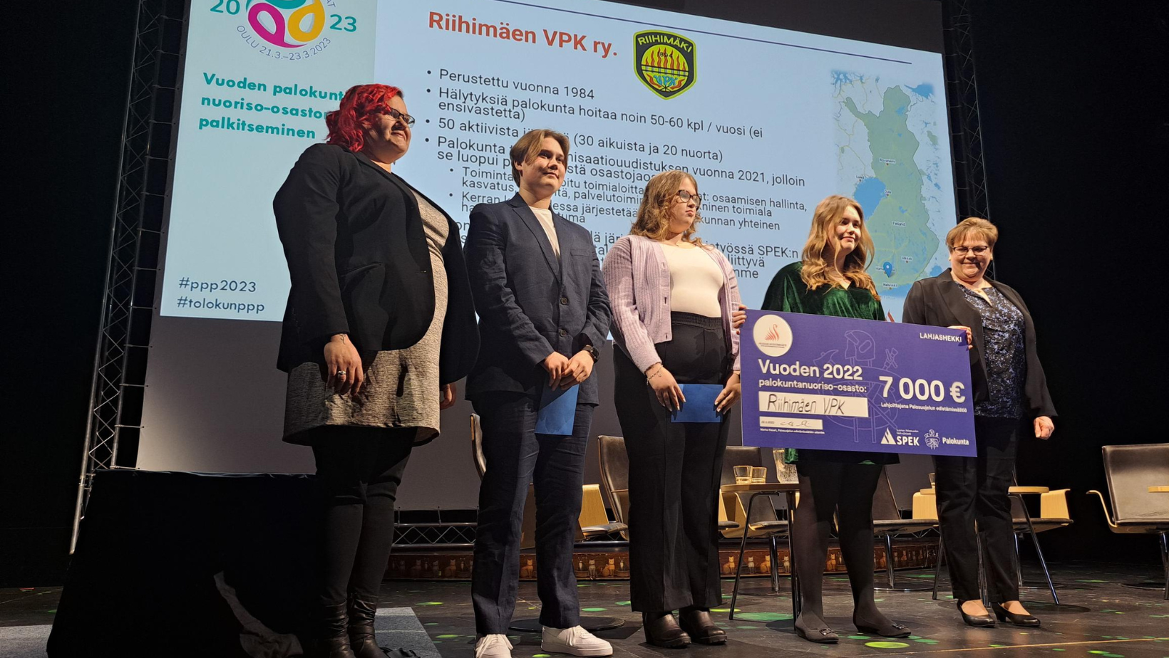 Riihimäen VPK:n palokuntalaiset vastaanottivat palkinnon Palopäällystöpäivillä.