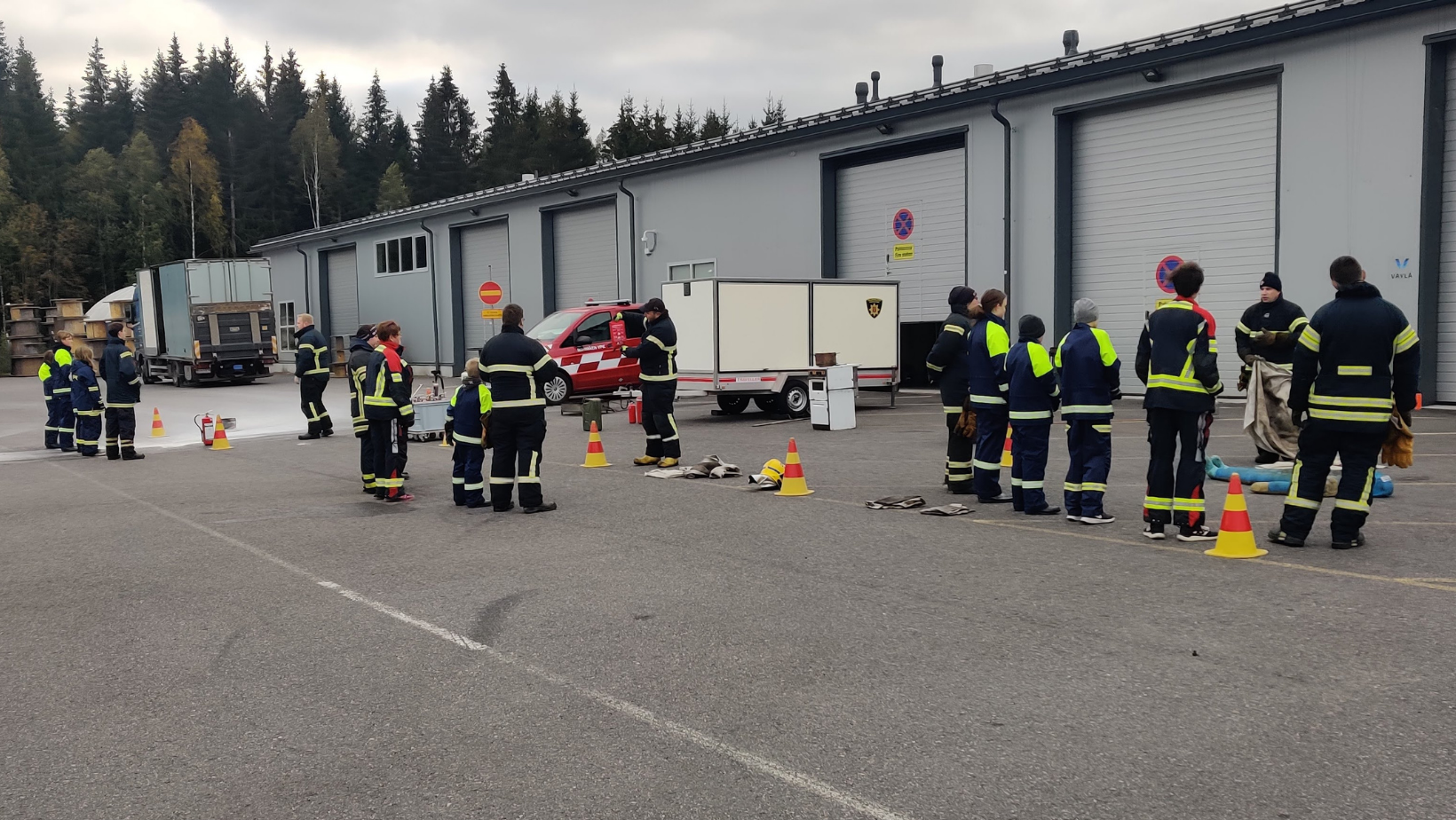 Riihimäen VPK:n jäseniä kokoontuneena yhteisharjoitukseen palokunnan piha-alueelle