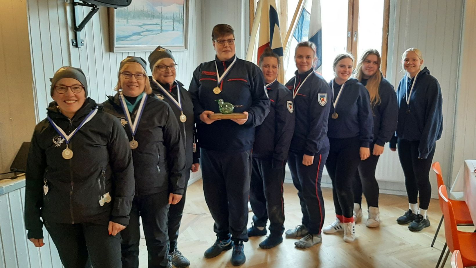 Kuvassa SM-Iineksessä palkitut joukkueet poseeraavat