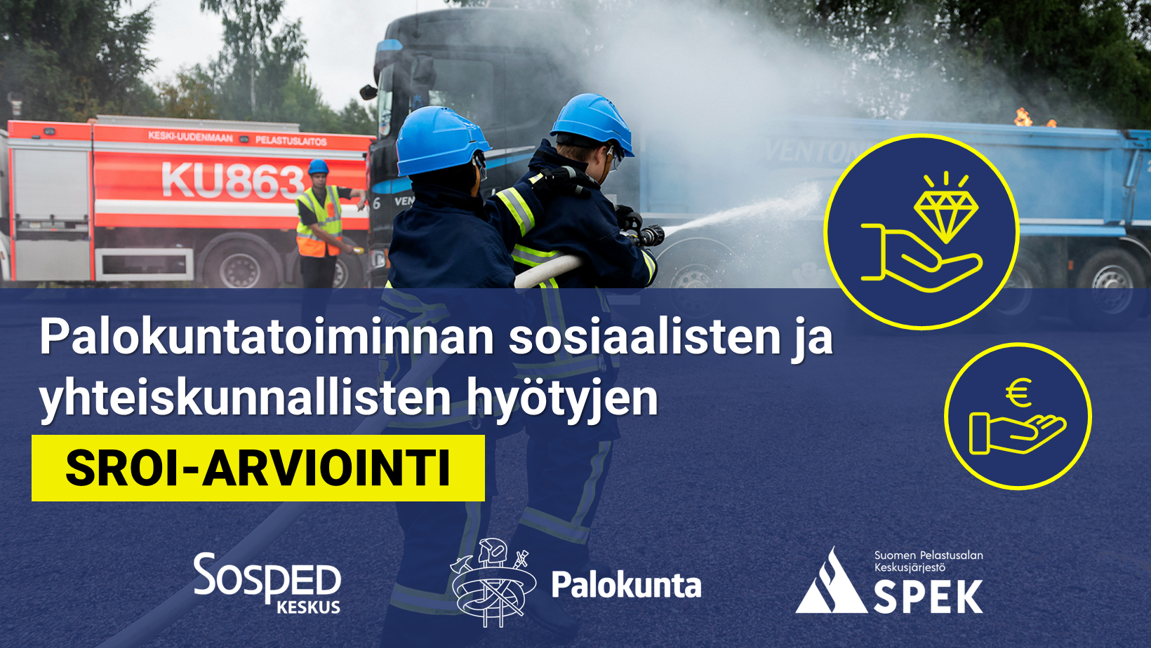 Palokuntatoiminnan sosiaalisten ja yhteiskunnallisten hyötyjen SROI-arviointi. Taustalla kaksi palokuntanuorta harjoittelee sammuttamista.