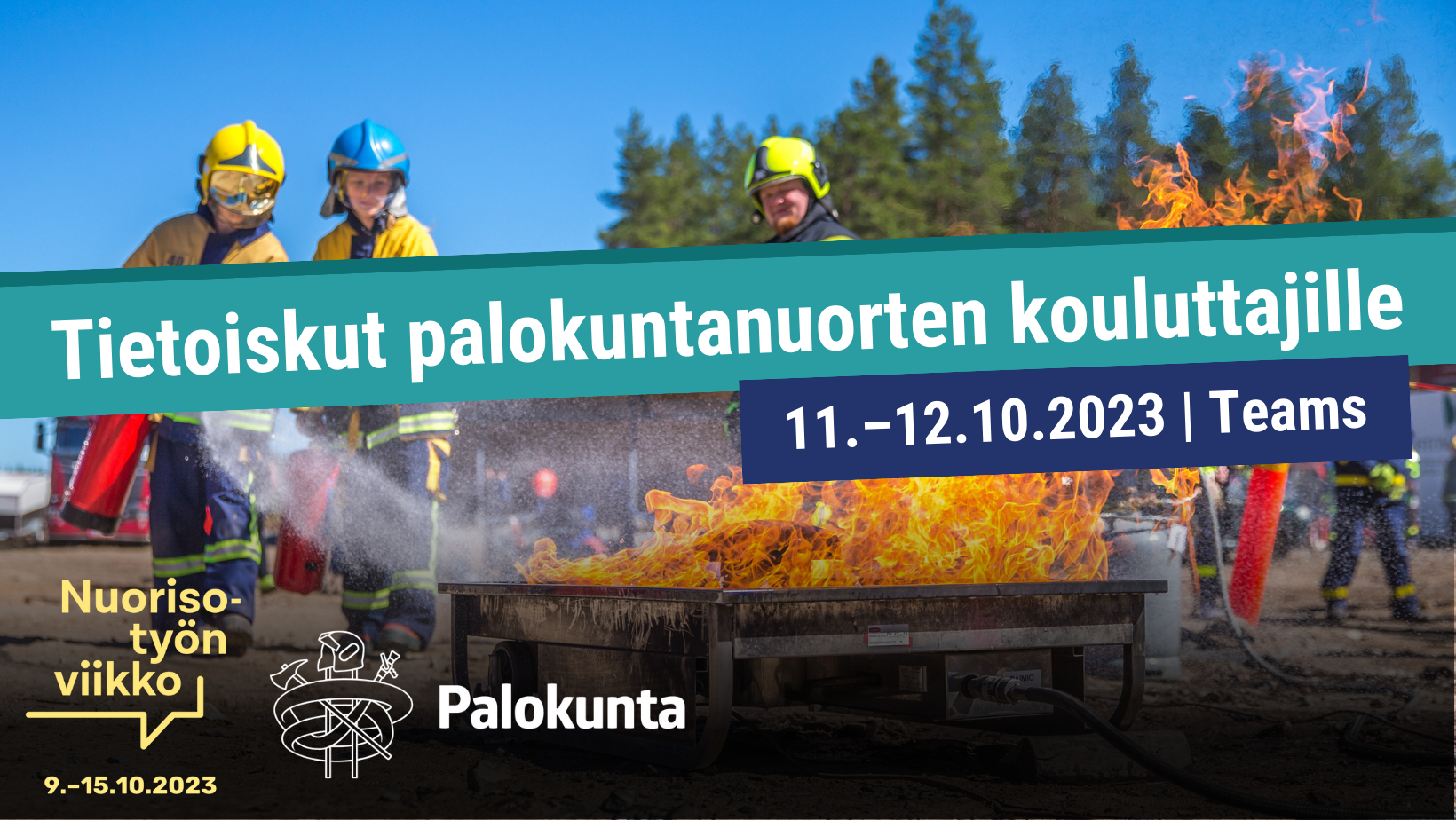 Palokuntanuoria sammuttamassa letkulla paloa. Kouluttaja valvoo taustalla.