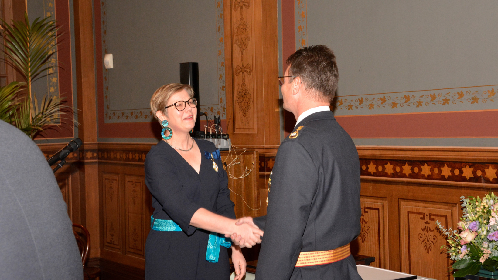 Sisäministeri Krista Mikkonen kättelee Vuoden Palomies Matti Honkasta.