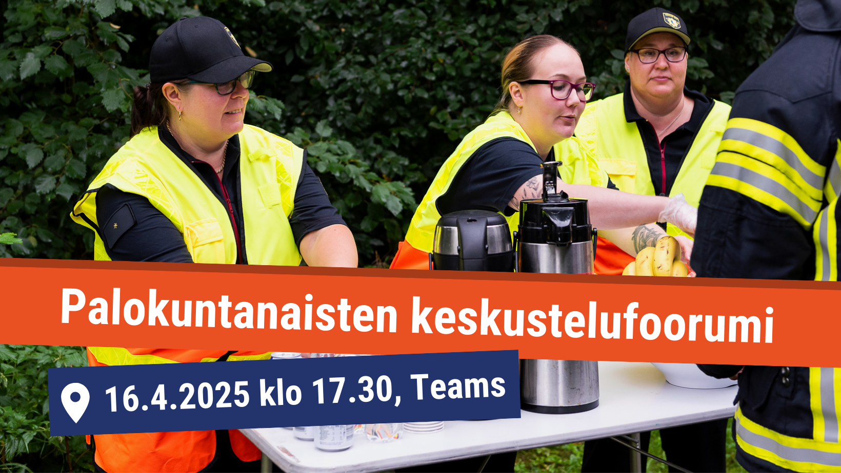 Kolme palokuntanaista hoitamassa muonitusta. Kuvan päällä tapahtumatiedot.