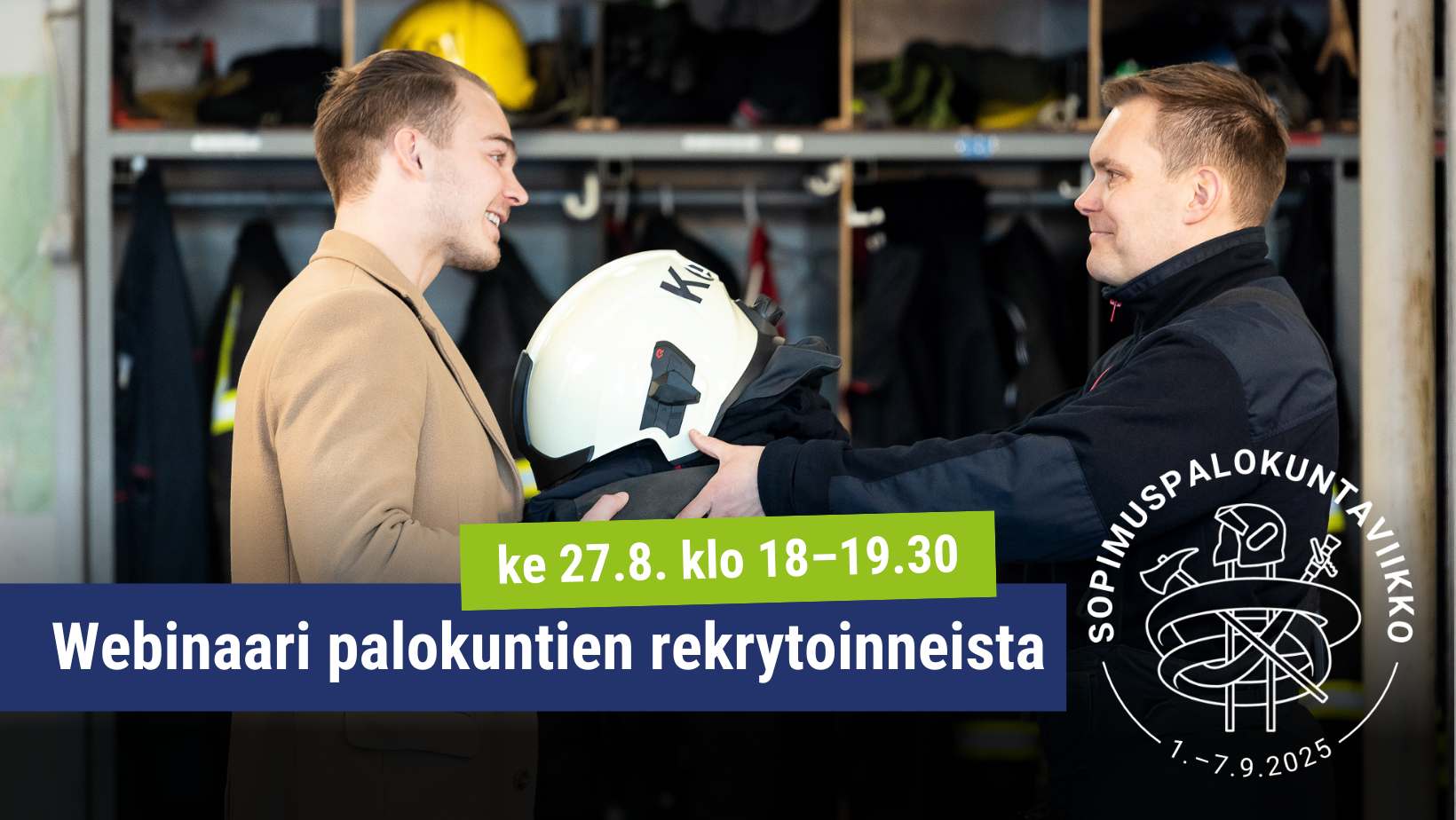 Kuvassa palokuntalainen ojentaa varusteita toiselle kuvassa olevalle ihmiselle hymyillen. 