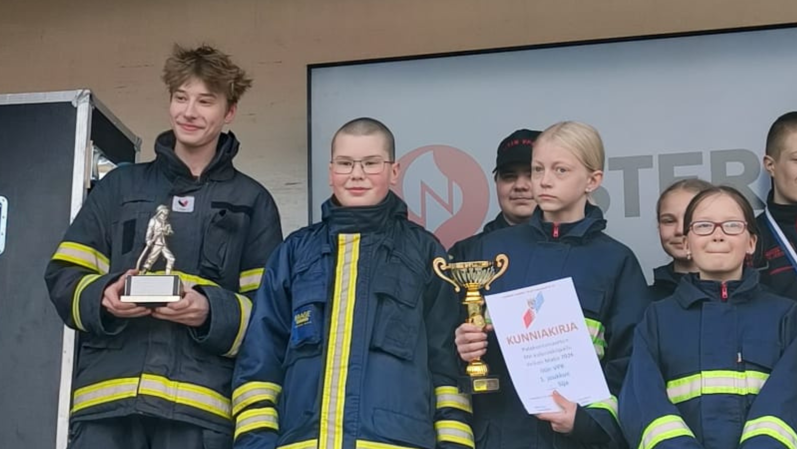 joukkueen johtaja luukas huppunen iitin vpk 2026 ja Iitin joukkueen jäseniä.