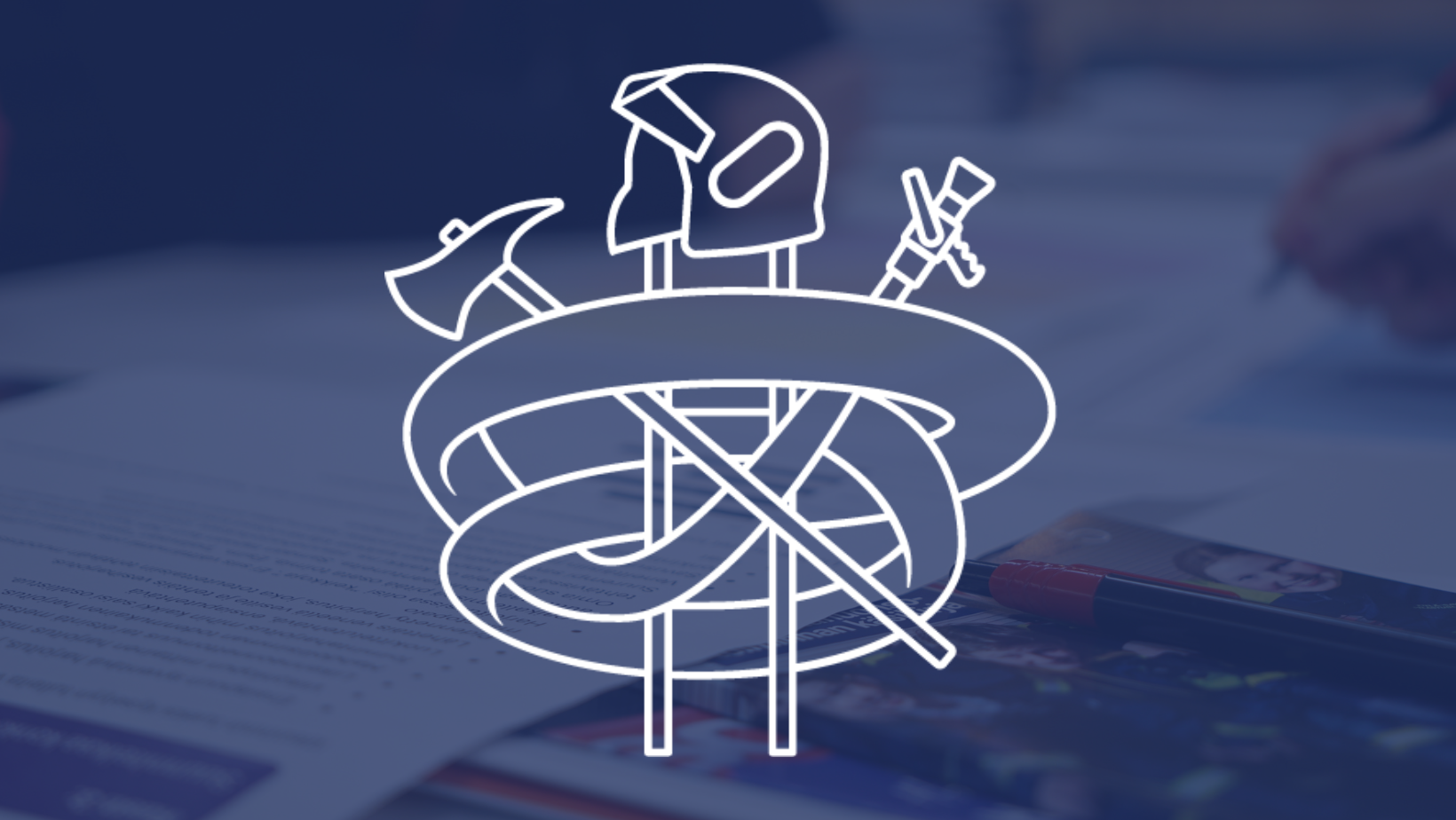 Palokuntapalvelujen tuottamia materiaaleja pöydällä. Kuvan reunassa näkyy kirjottava käsi ja kuvan päällä Palokuntaan-logo.