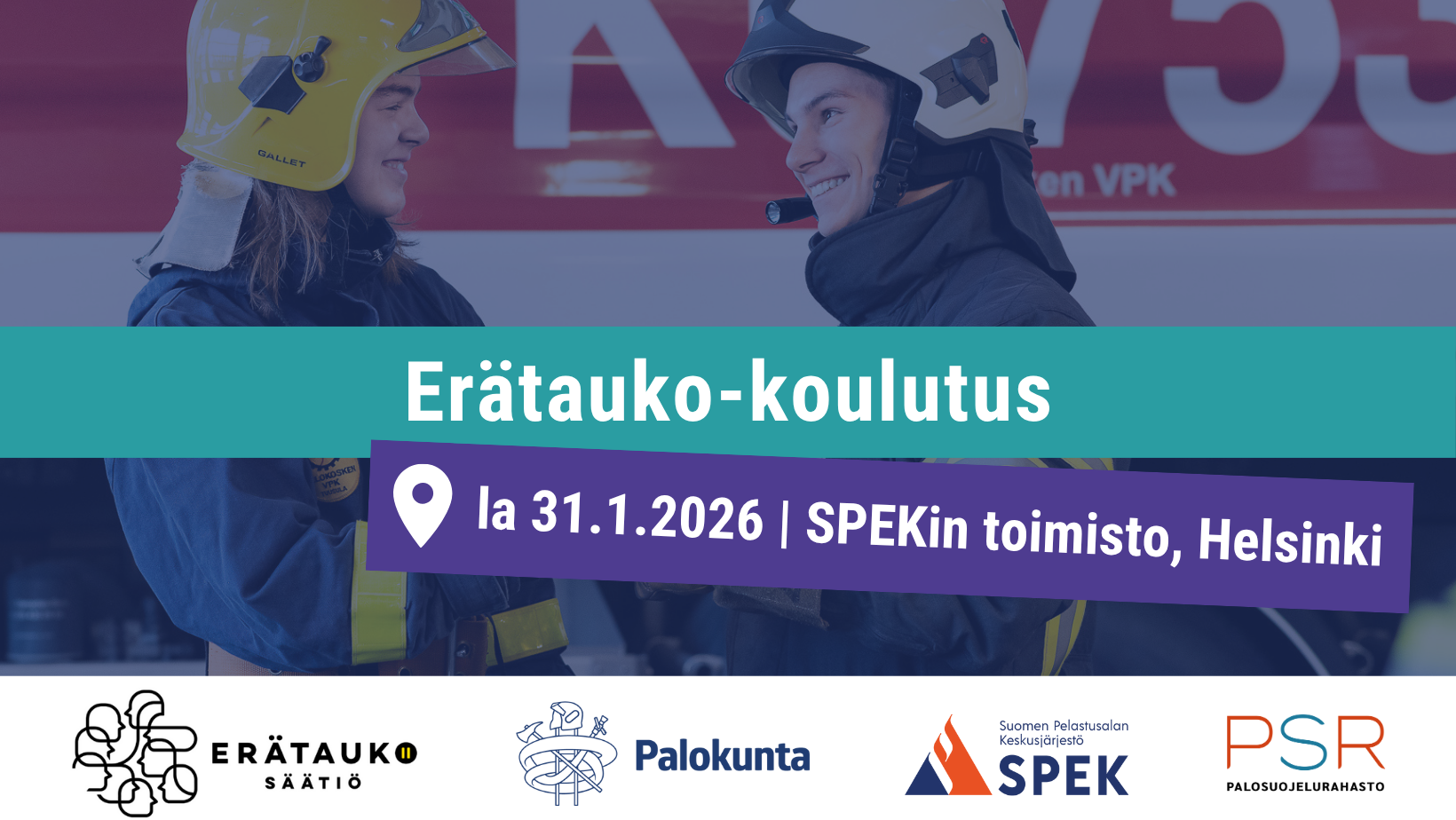 Kaksi hymyilevää palokuntalaista seisoo paloauton edessä ja lyö nyrkit yhteen.