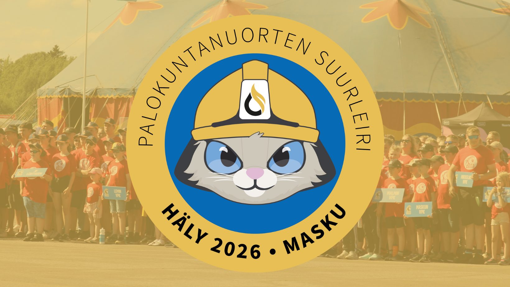 Palokuntanuoria ja palokuntien kylttejä Eldis 22 -suurleirin avajaisissa. Päällä HÄLY 2026 -leirin logo.