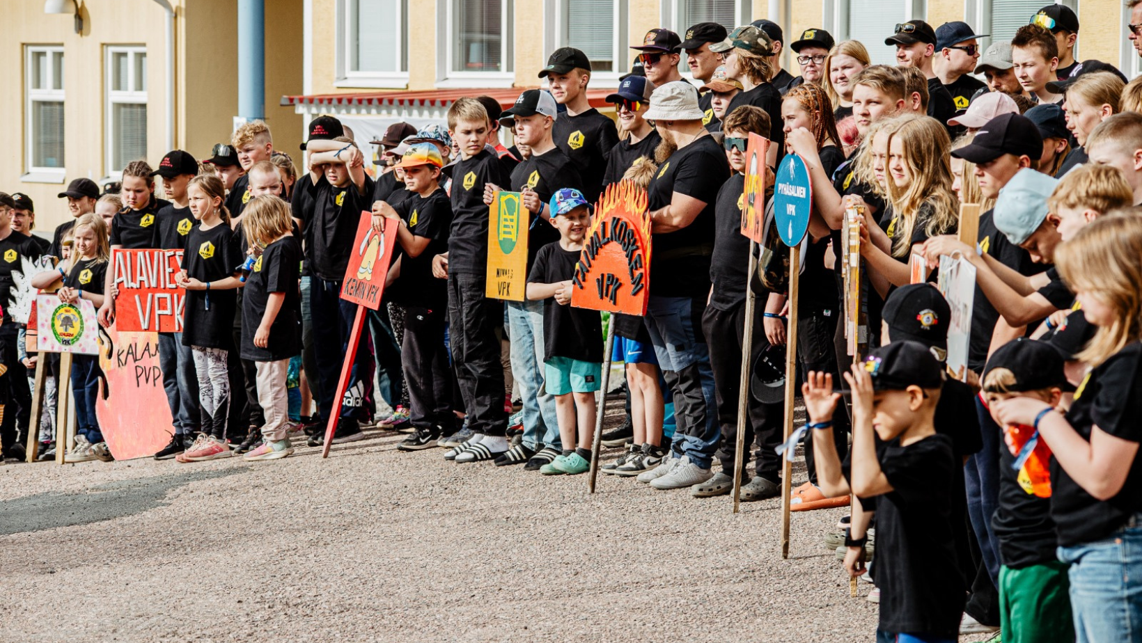 Palokuntanuoria palokuntien omien kylttien kanssa leiriavajaisissa Rovaniemen leirillä.
