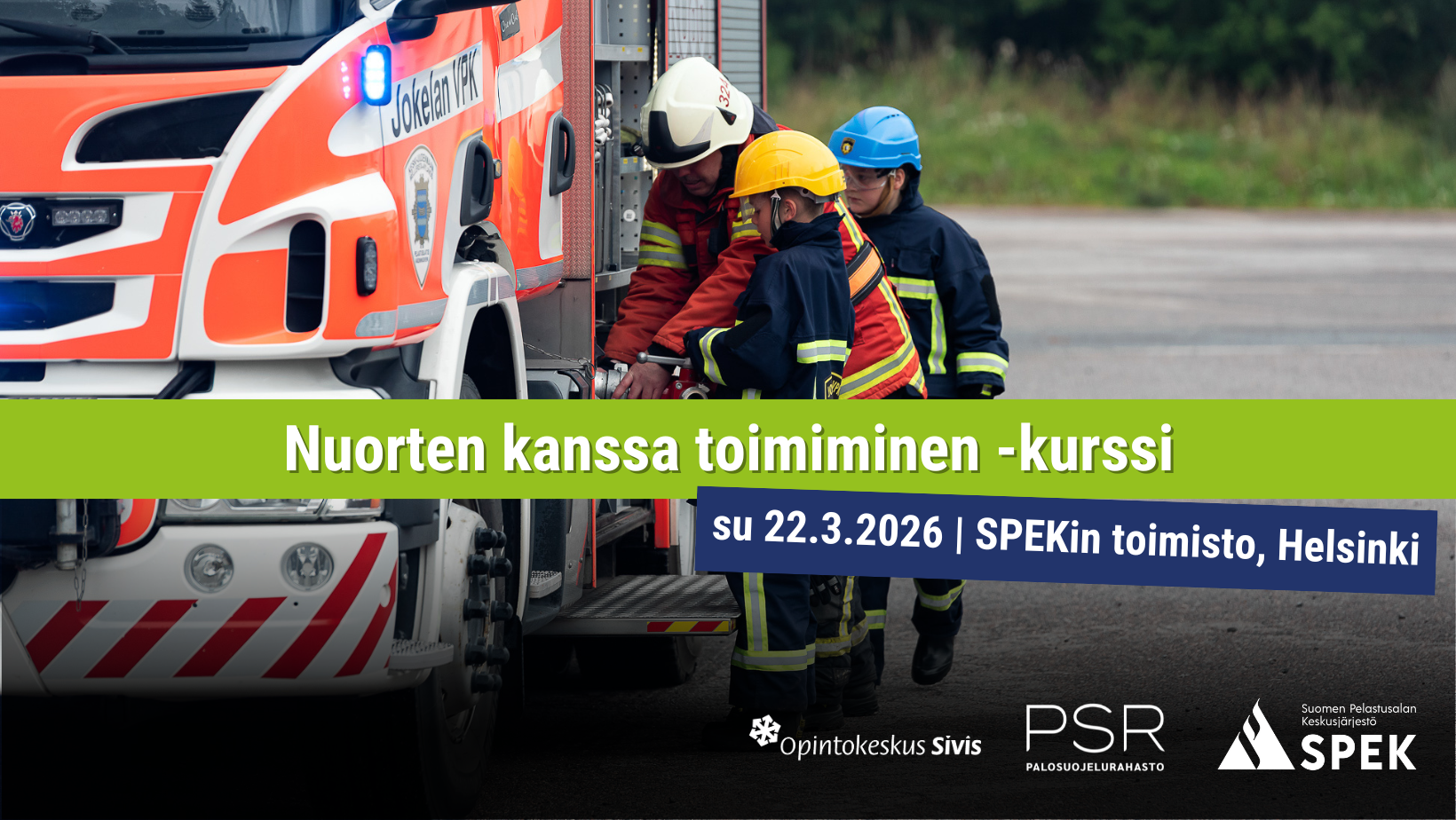 Kouluttaja ja kaksi palokuntanuorta paloauton vierellä.