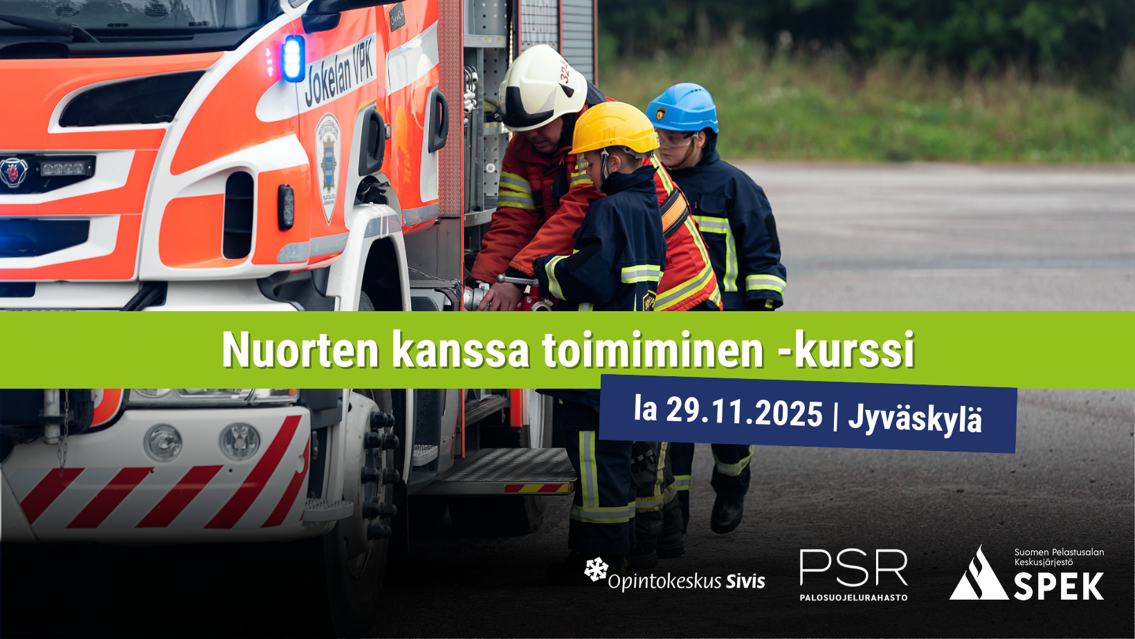 Kouluttaja ja kaksi palokuntanuorta paloauton vierellä.