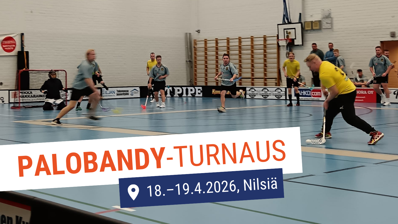 Palokuntalaisia salibandyasuissa kentällä pelaamassa. teksti Palobandy-turnaus 18.-19.4.2026, Nilsiä.