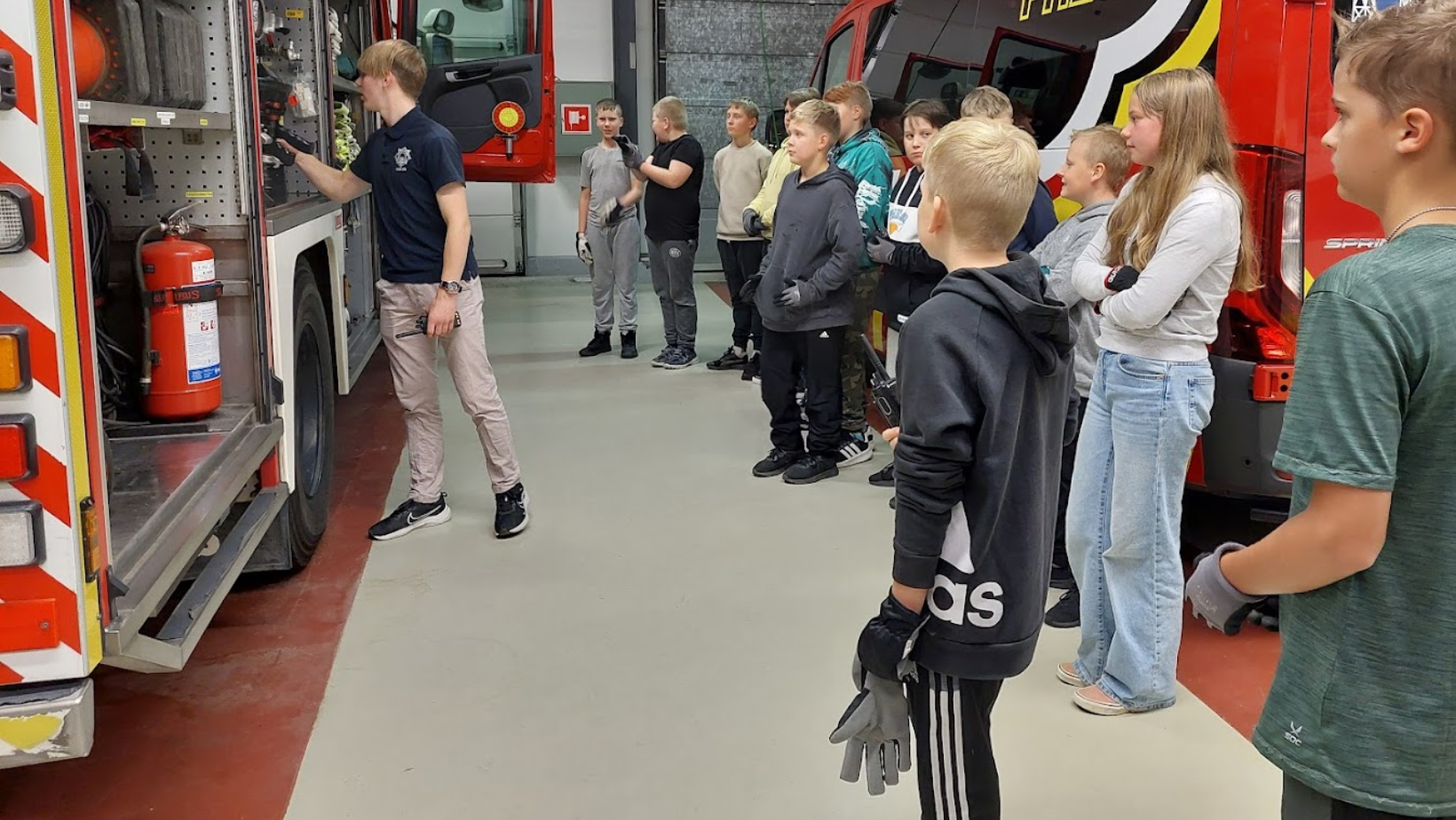 Palokuntanuoria tutustumassa paloautoon