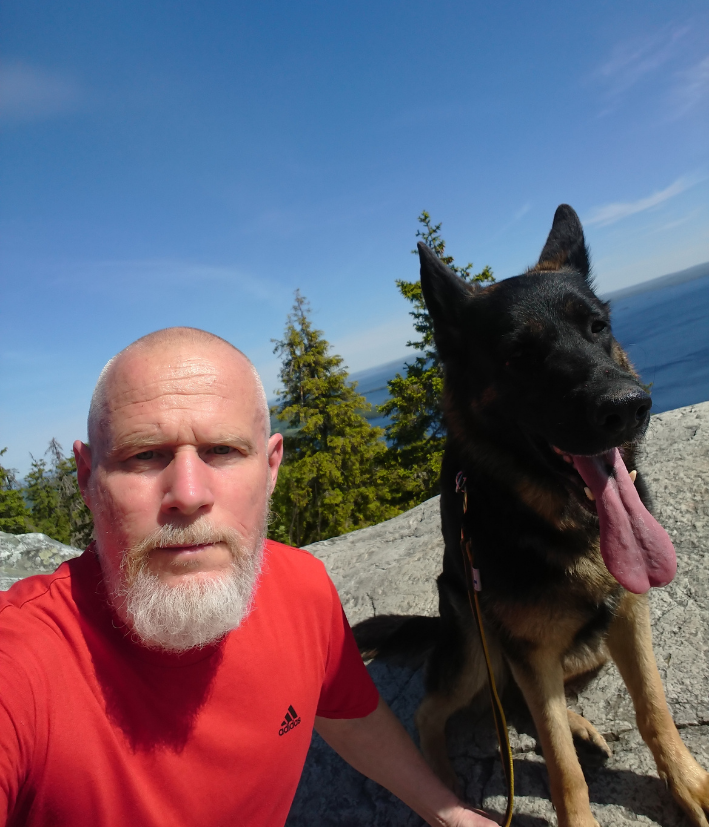 Petri Rautio koiransa kanssa