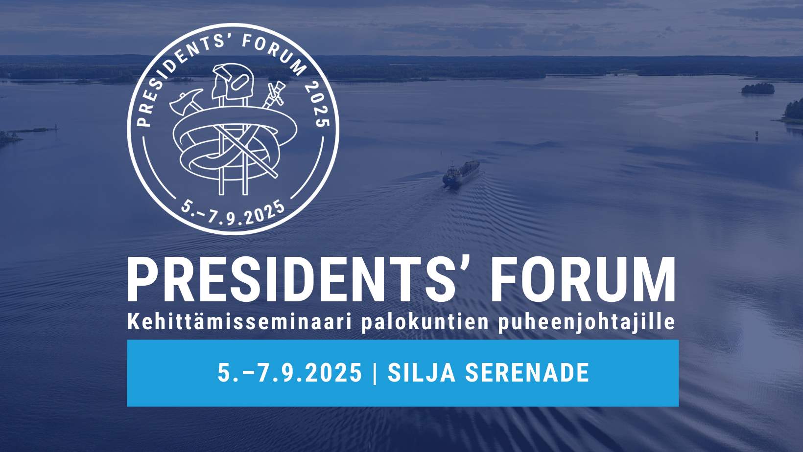Sumea sininen tausta, jossa merellinen maisema, President's Forum -logo ja tapahtumatiedot