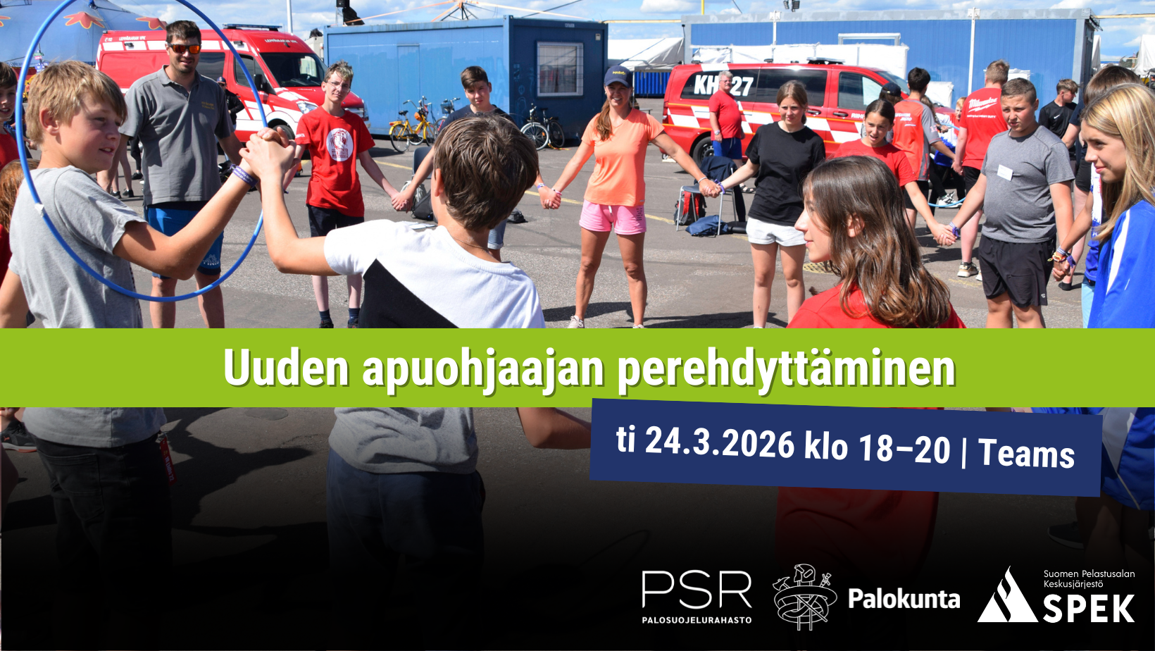 Kuvassa palokuntanuoria ja ohjaaja