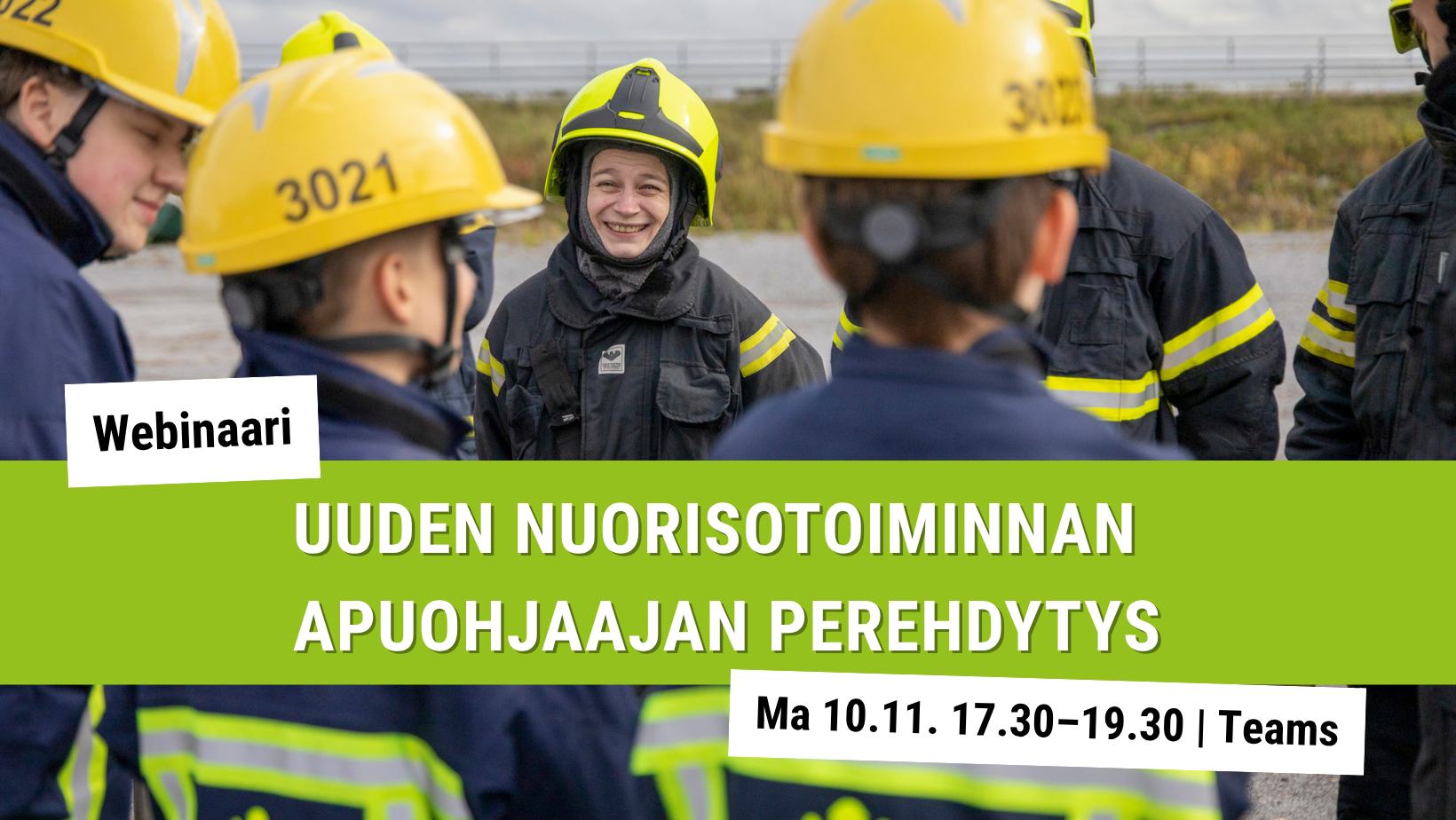 Kuvassa palokuntanuoria ja aikuinen, joka hymyilee kameralle.