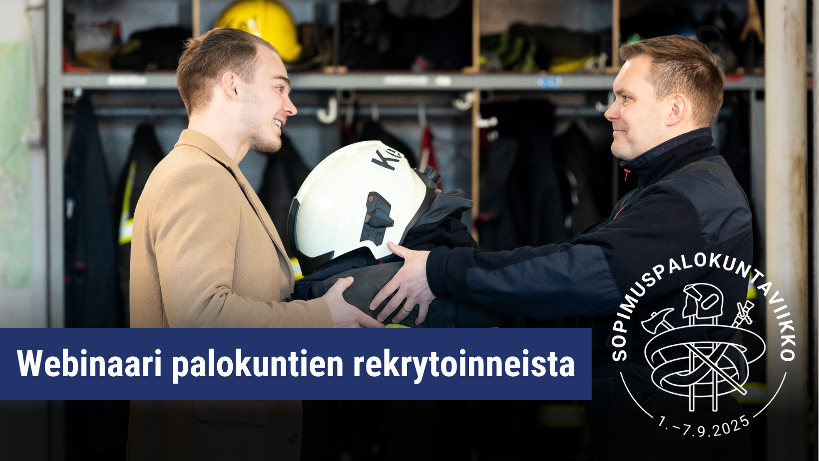 Kuvassa palokuntalainen ojentaa varusteita toiselle kuvassa olevalle ihmiselle hymyillen. 