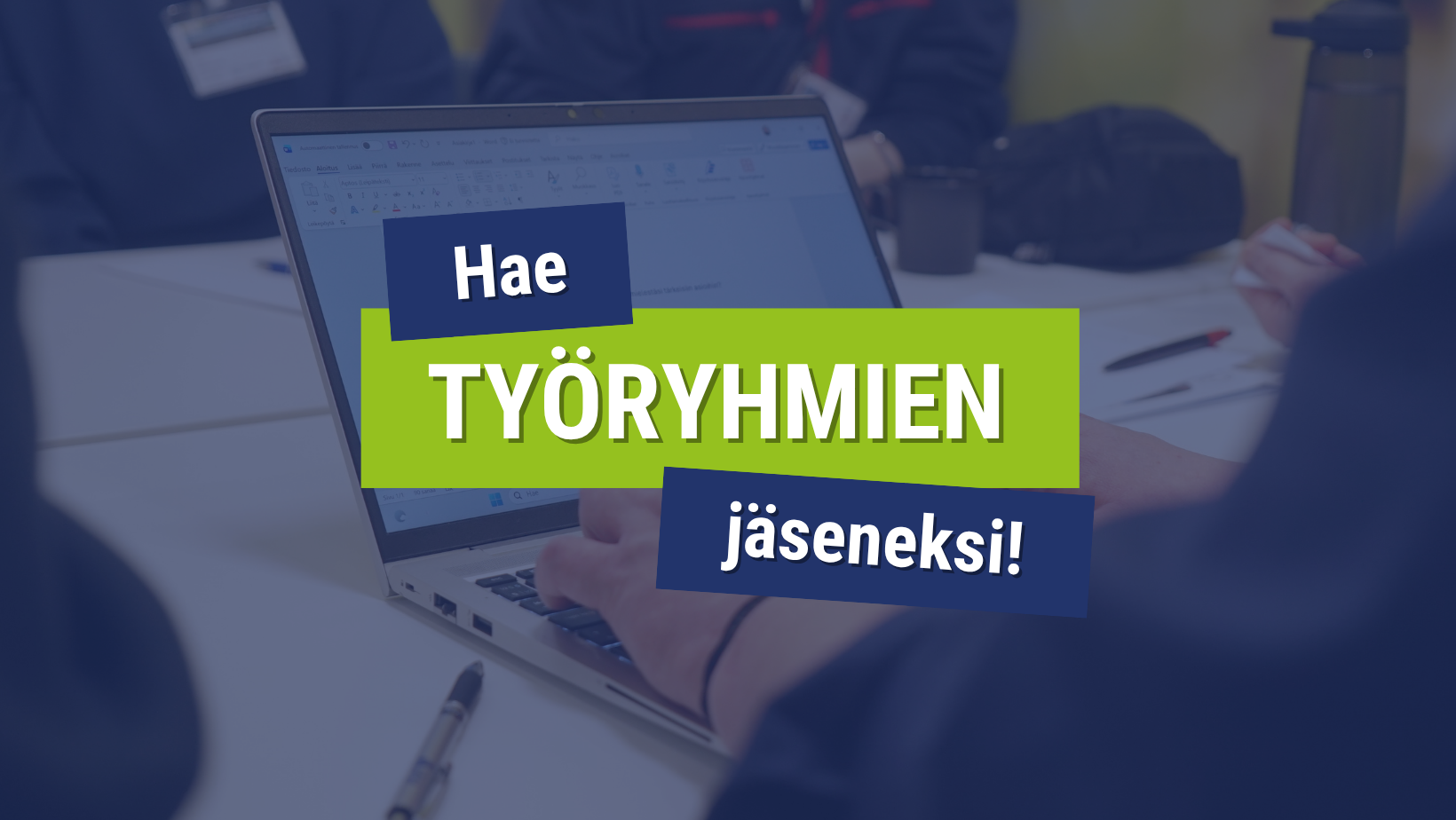 Hae työryhmien jäseneksi, taustalla palokuntalainen näppäilee tietokonetta