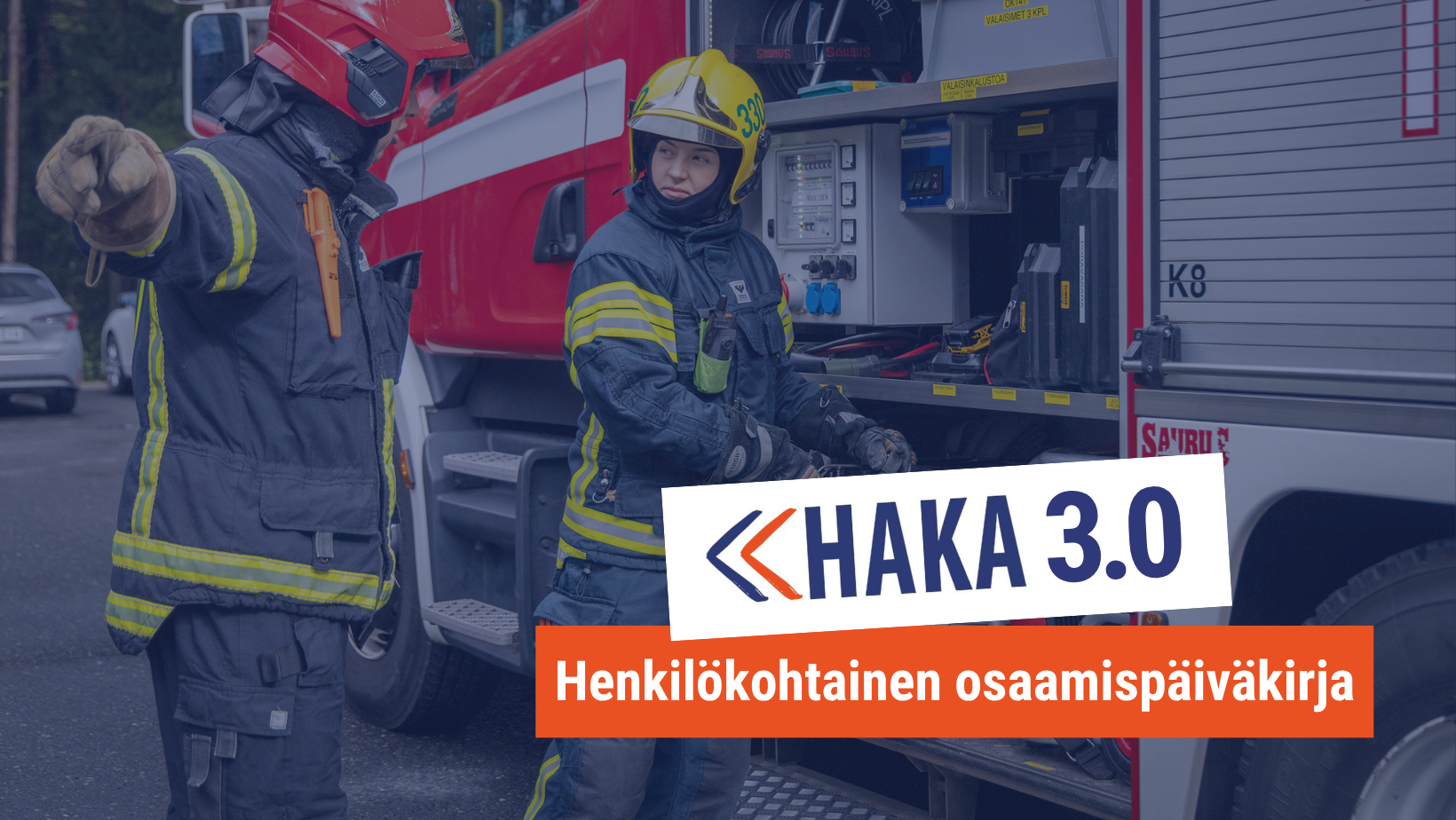 HAKA 3.0 Henkilökohtainen osaamispäiväkirja. Taustalla kaksi palokuntalaista paloauton edessä.