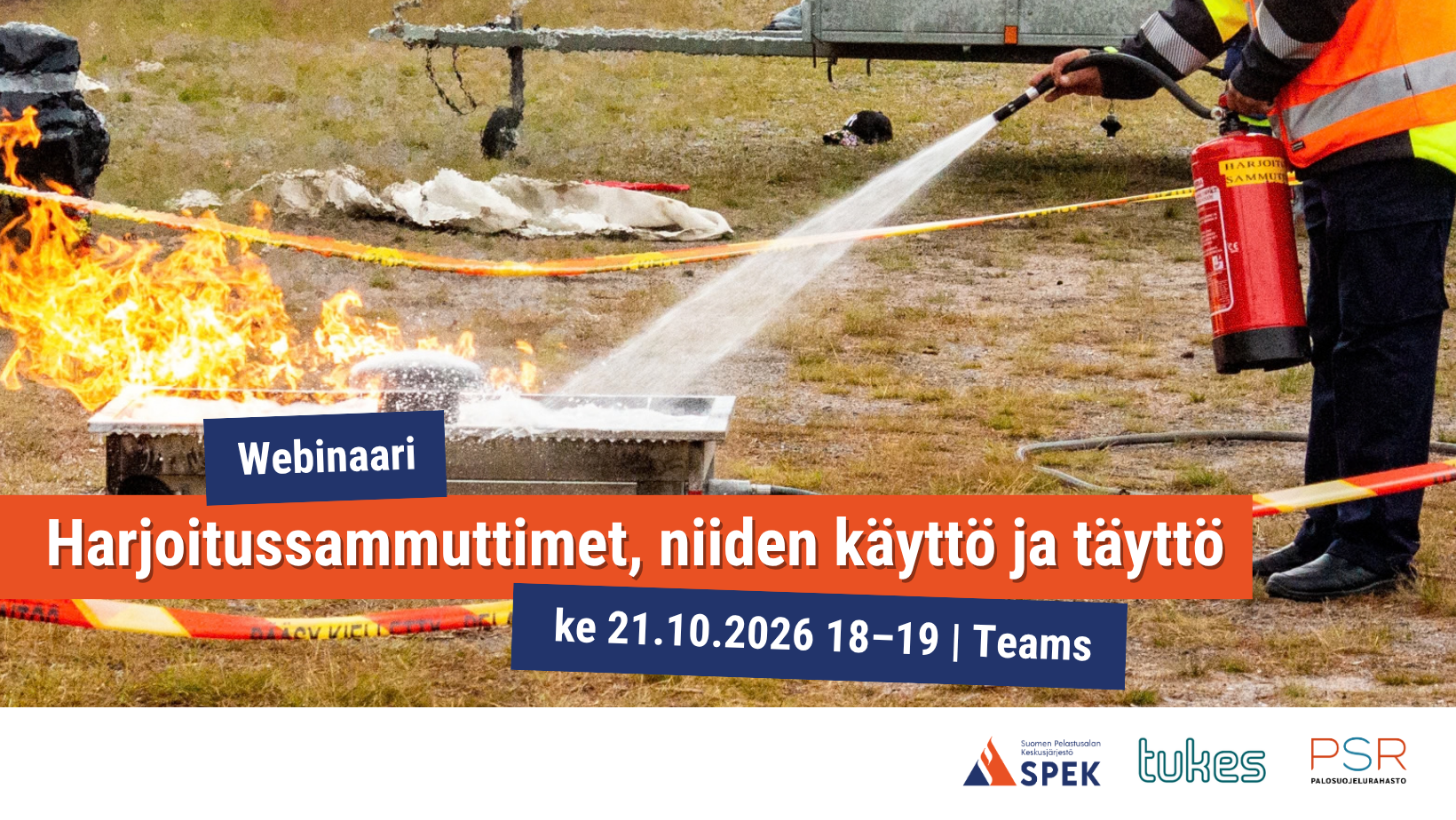 Huomioliiviin pukeutunut henkilö sammuttaa kaasualtaassa olevia liekkejä harjoitussammuttimella