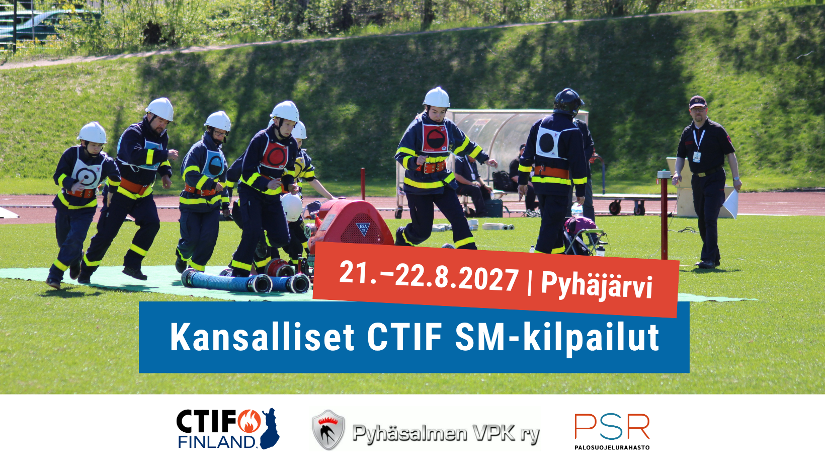 Palokuntalaisia CTIF-kilpailuissa urheilukentällä. Taustalla tuomari.