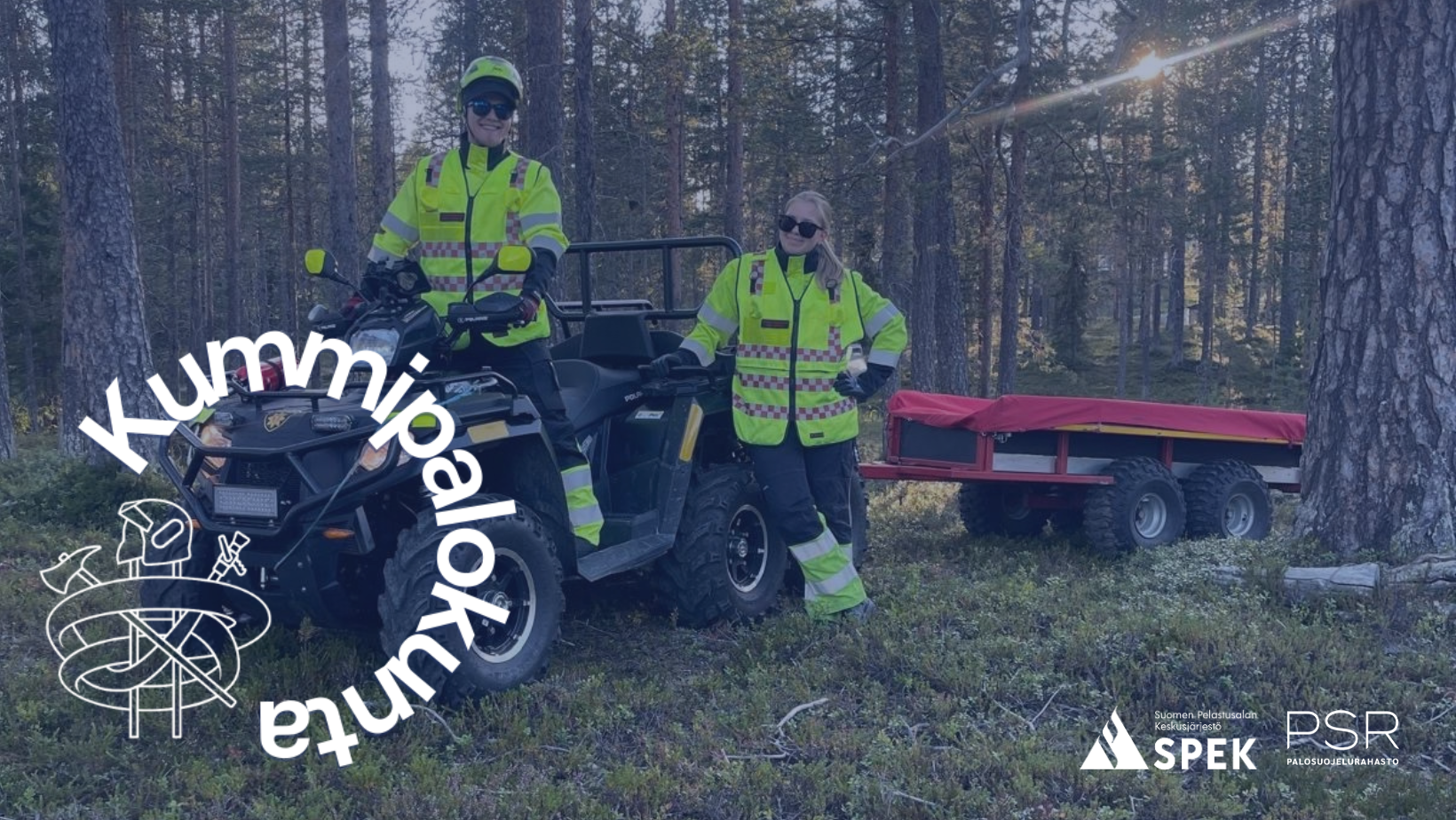 Kummipalokunta-logo, taustalla kuvassa Ylläksen Sopimuspalokunnan palokuntalaisia mönkijän kanssa