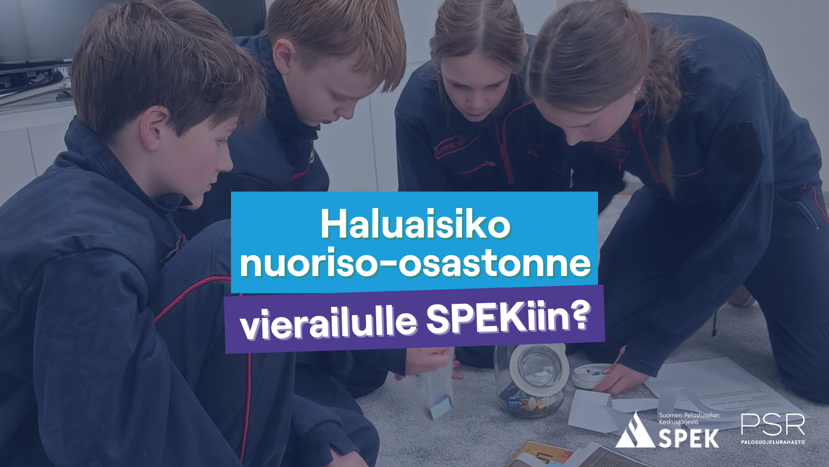 Palokuntanuoria ratkomassa pakopeliä