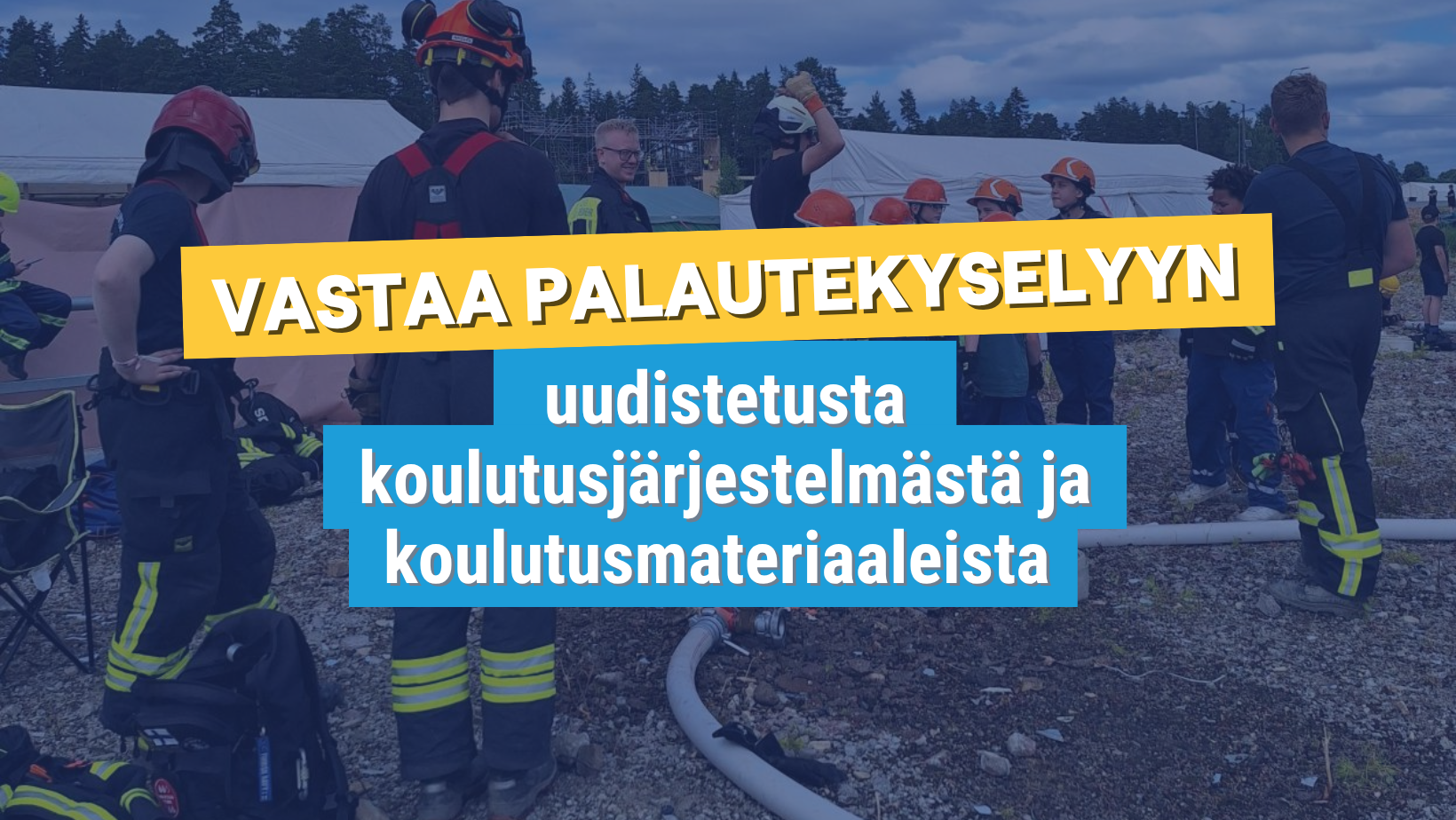 Vastaa palautekyselyyn uudistetusta koulutusjärjestelmästä ja koulutusmateriaaleista, taustalla palokuntanuoria HÄLY 2026 -suurleirillä