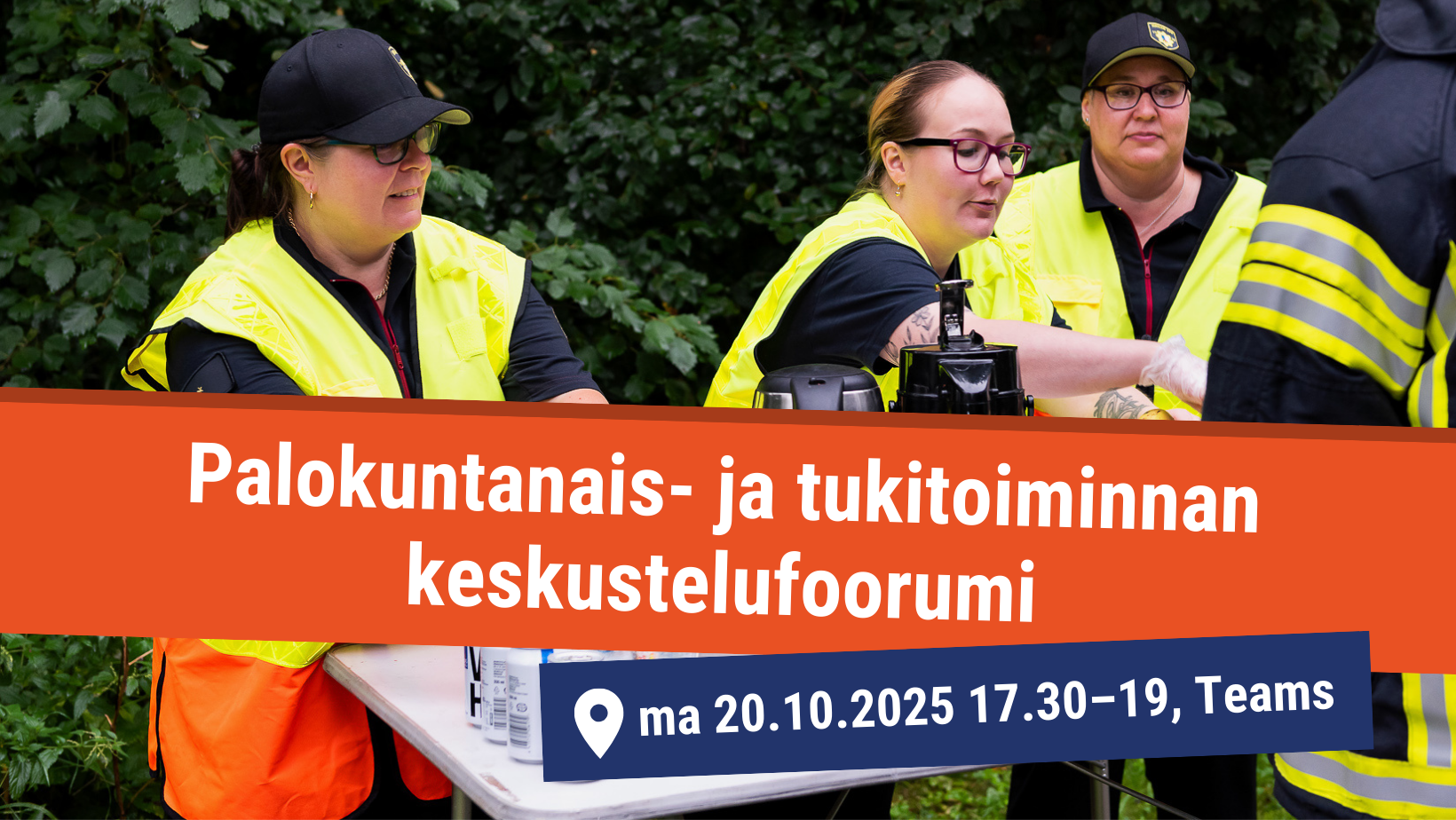 Kolme palokuntanaista hoitamassa muonitusta. Kuvan päällä tapahtumatiedot.