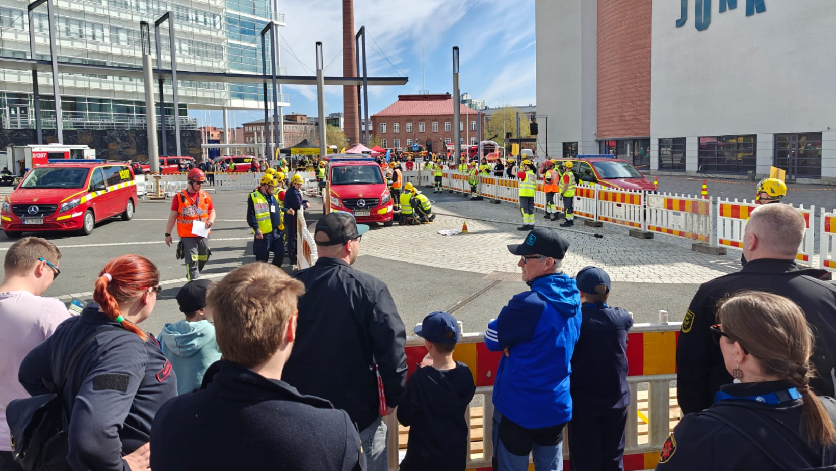 Kalustonkäsittelykilpailun kilpailusuoritus käynnissä, etualalla katsojia.