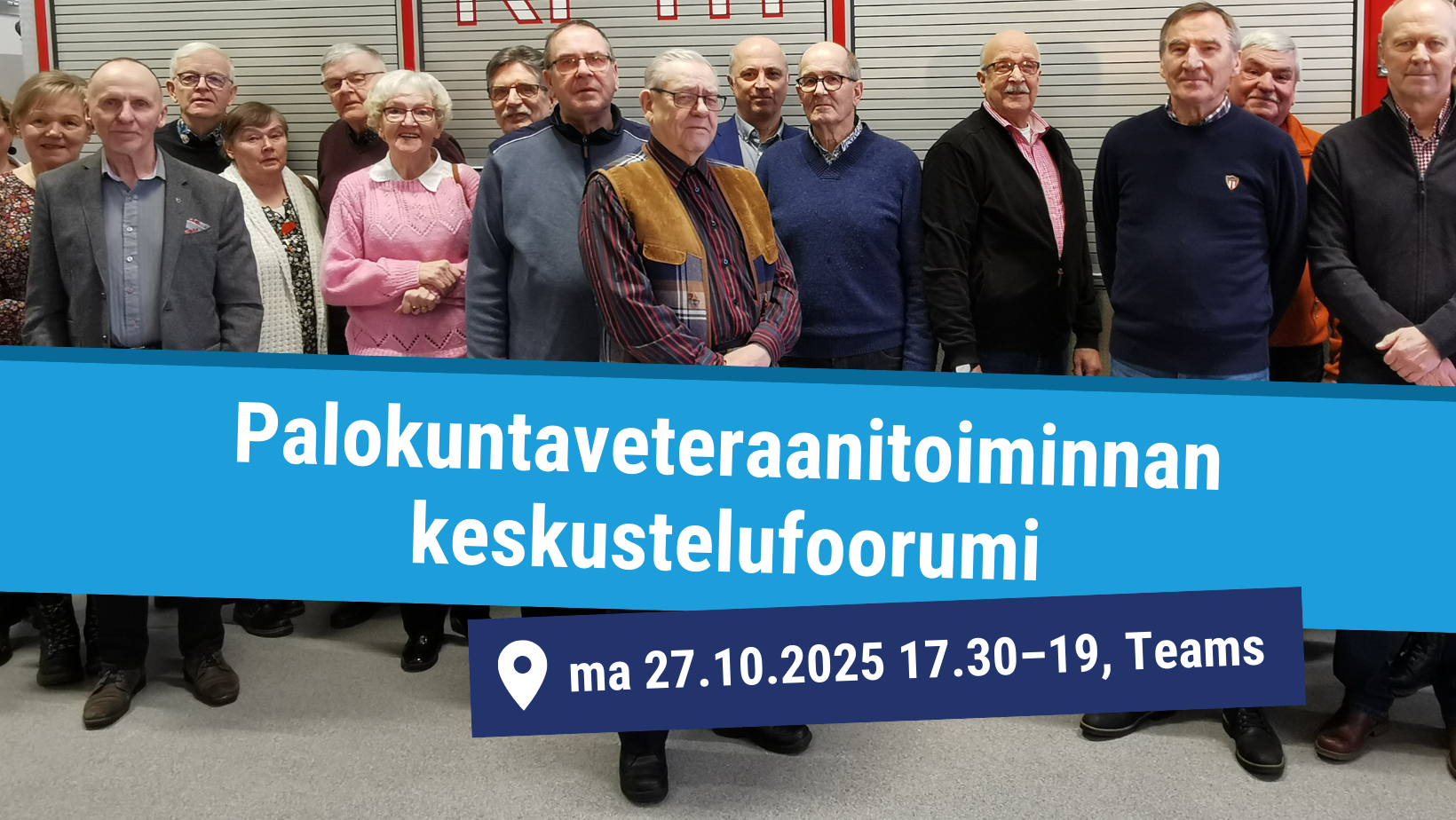 Ihmisiä seisomassa paloauton edessä. Kuvan päällä tapahtumatiedot.