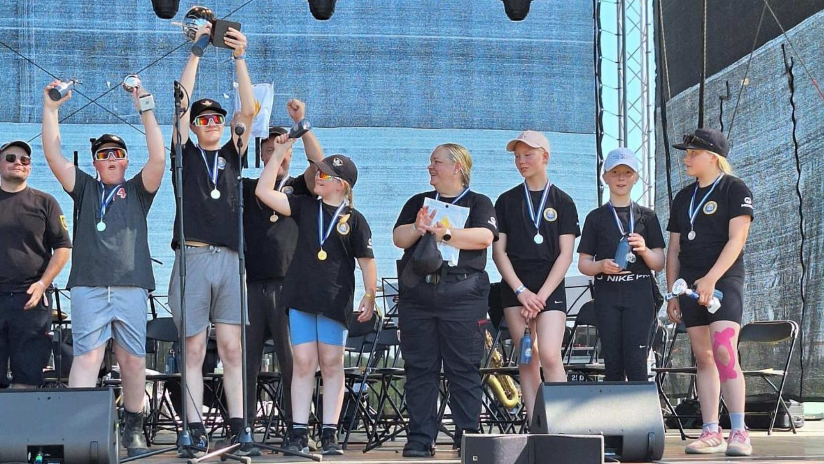 sankoruiskun sm voittaja ja hopealle tullut joukkue lavalla