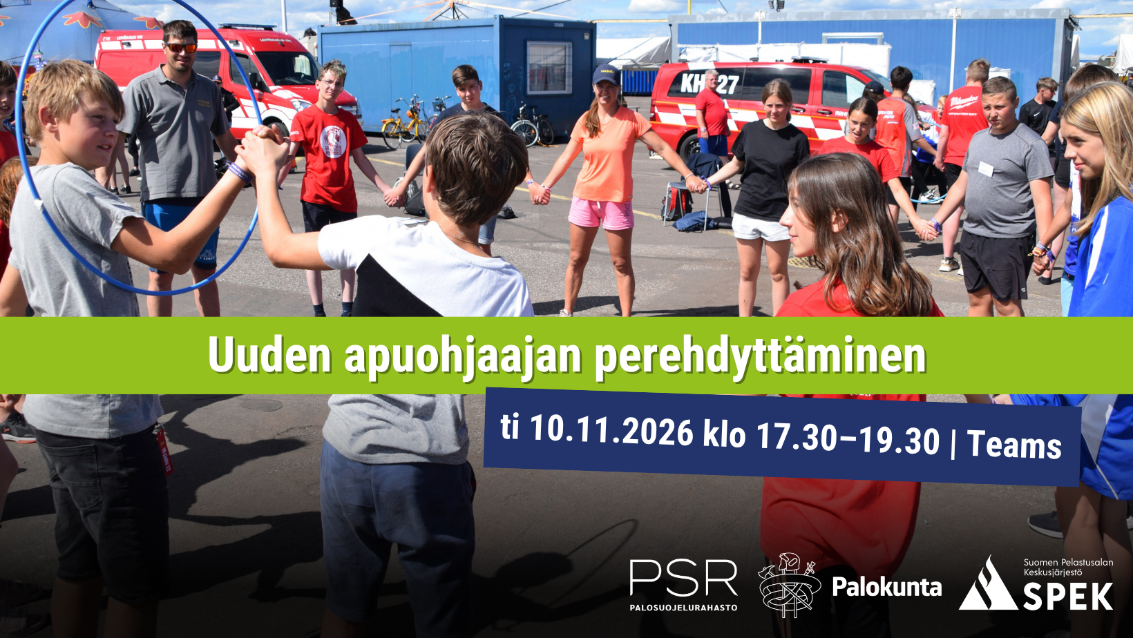 Kuvassa palokuntanuoria ja ohjaaja