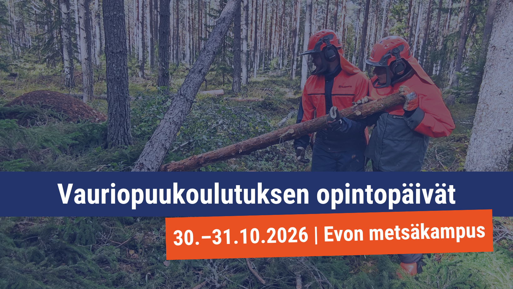 Vauriopuukoulutuksen opintopäivät 30.-31.10.2026 Evon metsäkampus, taustalla kaksi palokuntalaista maastossa harjoittelemassa vauriopuiden kaatoa