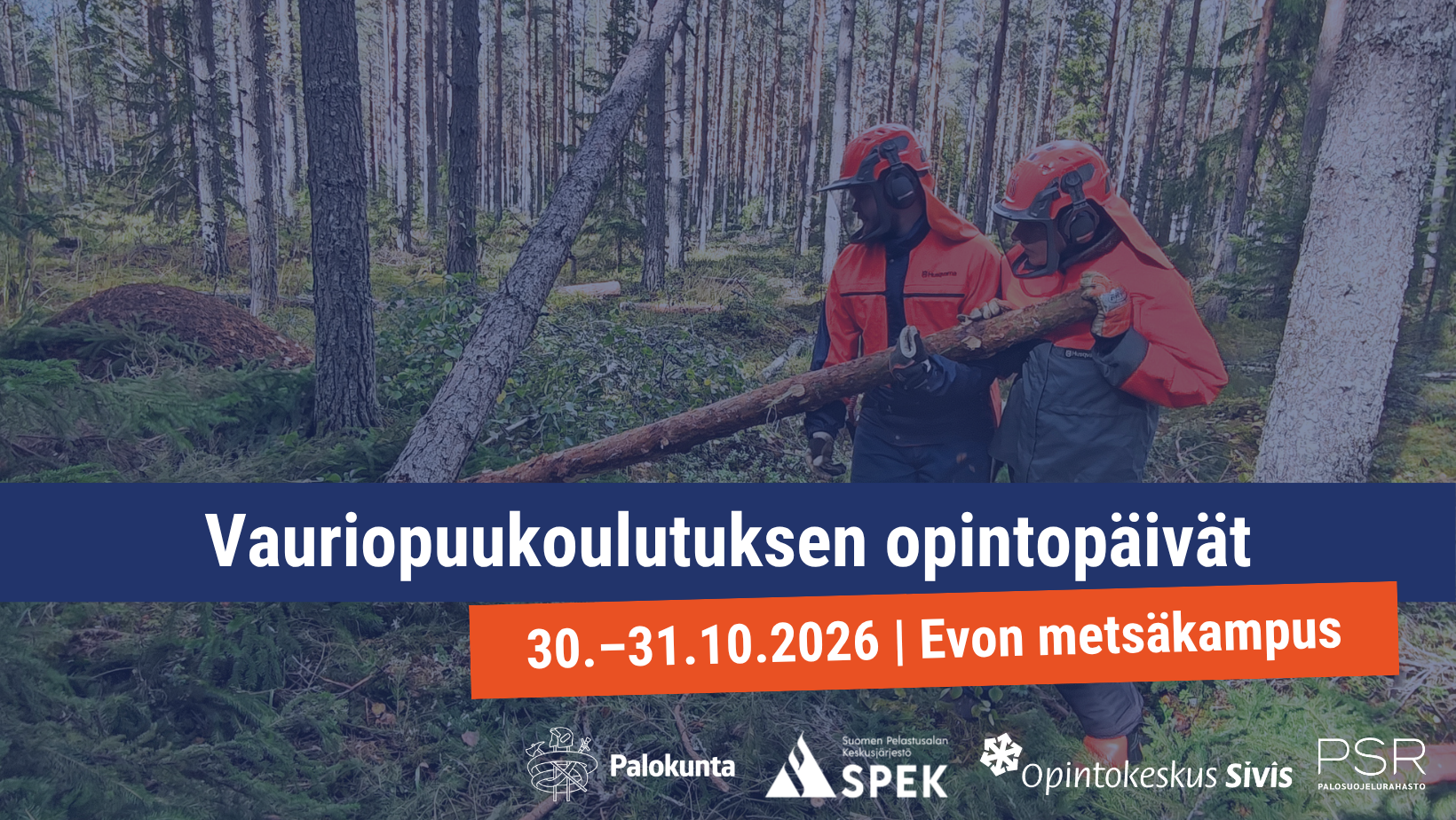 Vauriopuukoulutuksen opintopäivät 30.-31.10.2026 Evon metsäkampus, taustalla kaksi palokuntalaista maastossa harjoittelemassa vauriopuiden kaatoa