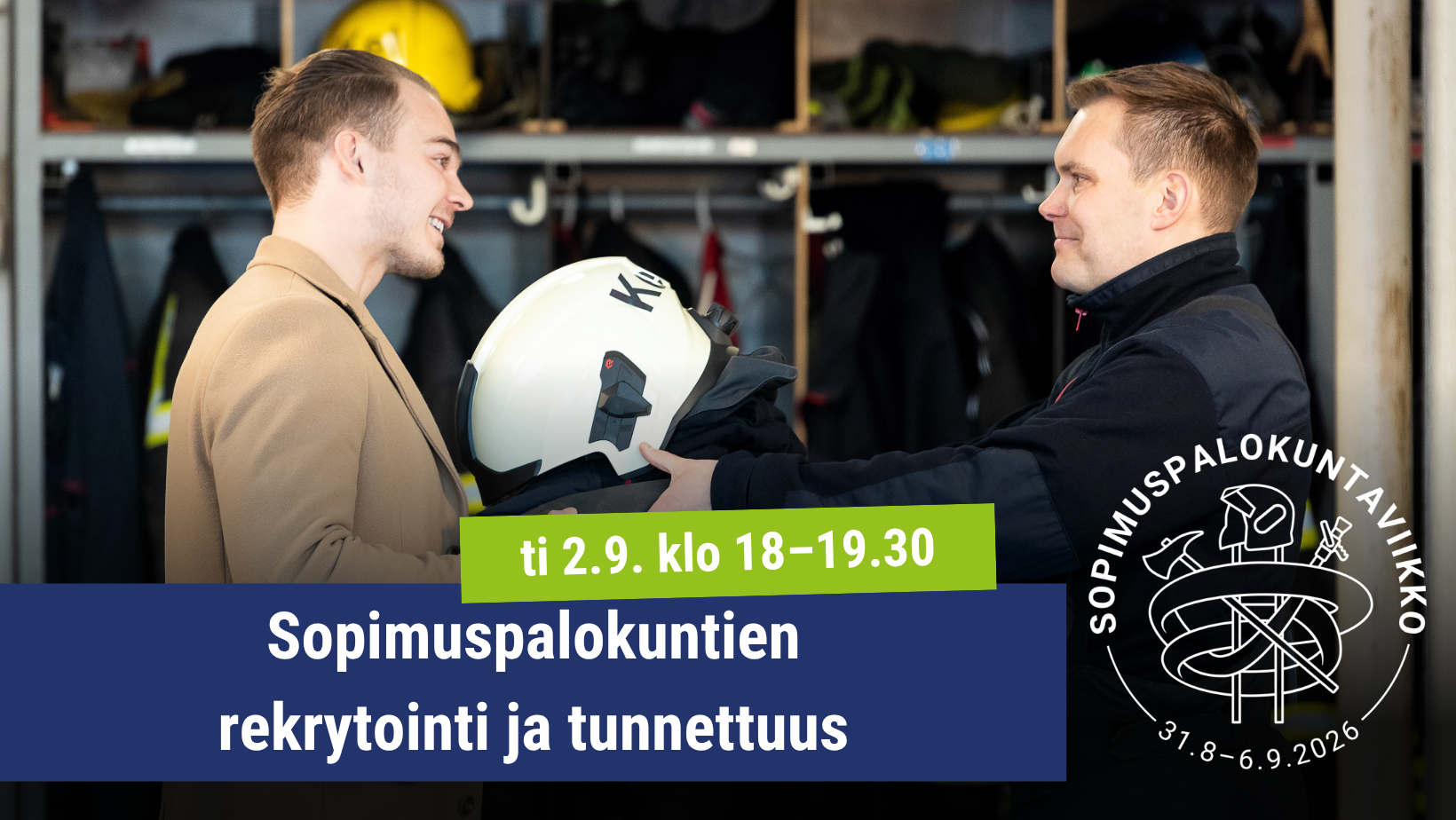 Sopimuspalokuntien rekrytointi ja tunnettuus kuvassa palokuntalainen ojentaa toiselle henkilölle valkoista kypärää sammutusvarustenaulakoiden edessä