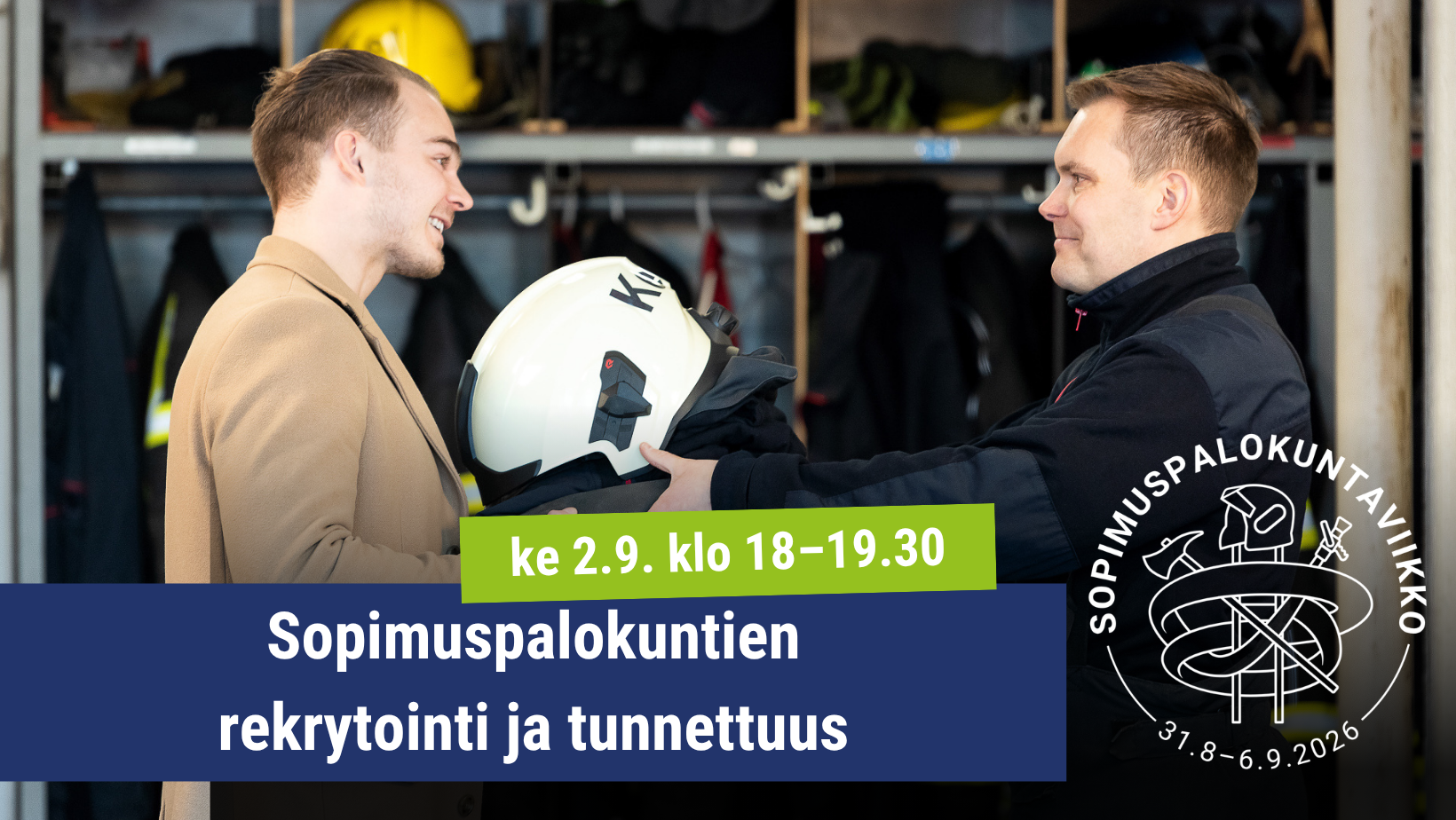 Sopimuspalokuntien rekrytointi ja tunnettuus kuvassa palokuntalainen ojentaa toiselle henkilölle valkoista kypärää sammutusvarustenaulakoiden edessä