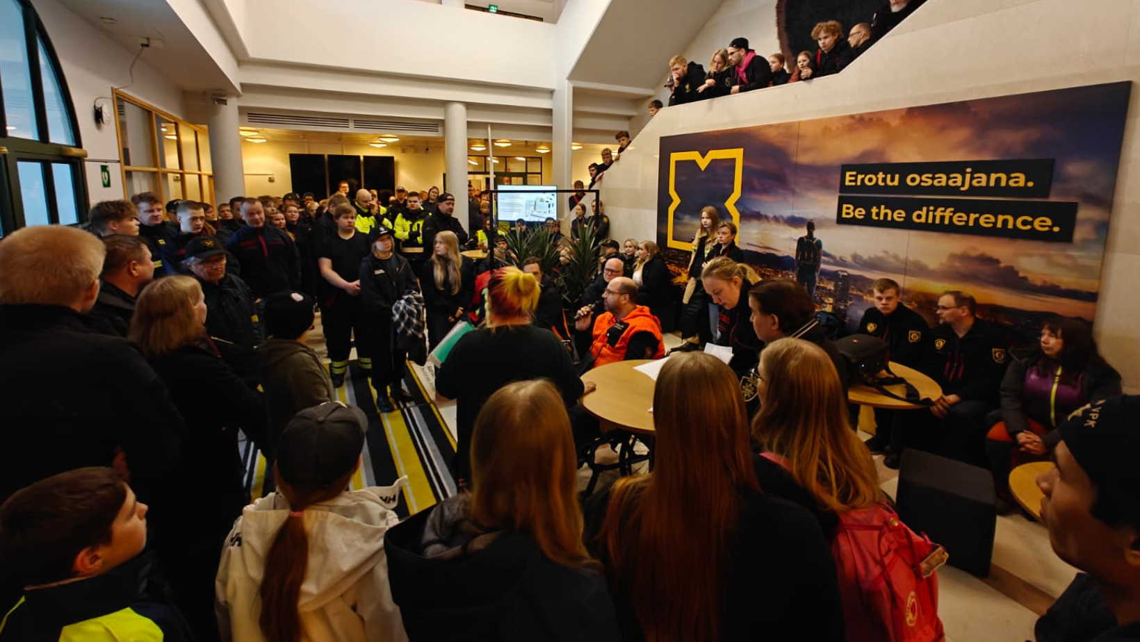 Palokuntanuorten SM-kilpailuun osallistuneet nuoret ja kouluttajat kokoontuneina XAMKin kampukselle aulaan